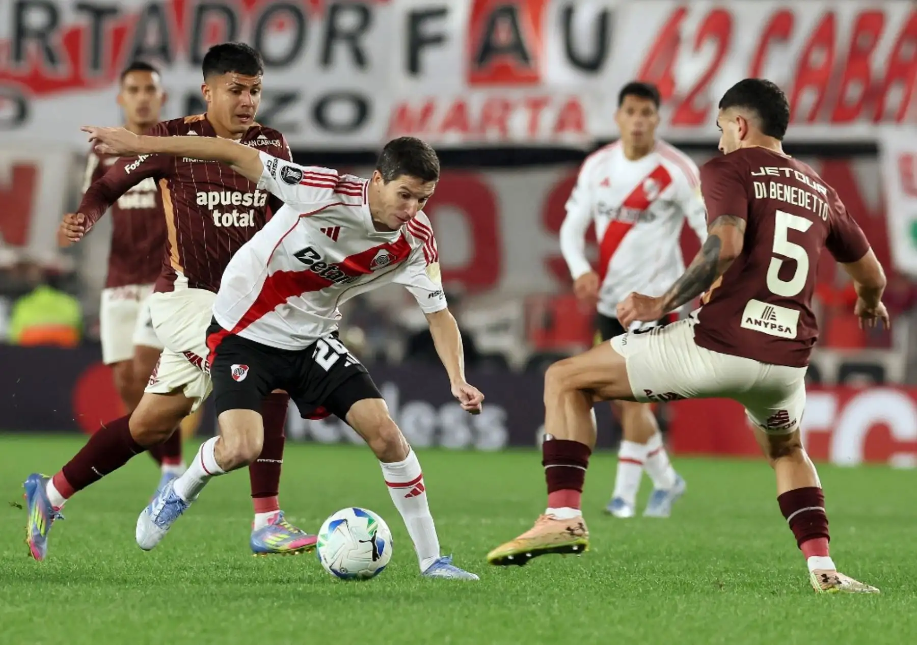 Universitario de Deportes logró una histórica clasificación a los octavos de final de la Copa Libertadores 2025 tras empatar 1-1 con River Plate en el Estadio Monumental de Buenos Aires. Facundo Colidio adelantó a los locales al minuto 36, pero Jairo Concha igualó con un potente remate desde fuera del área en el tiempo de descuento del primer tiempo. Este resultado permitió a la 