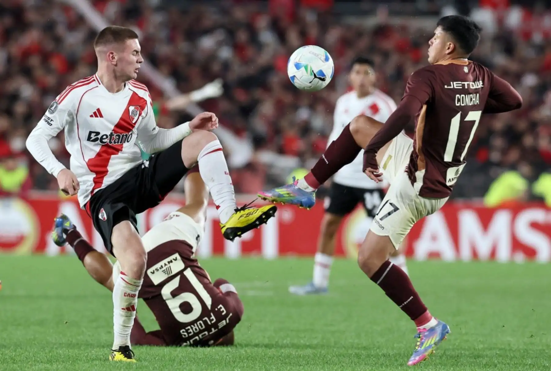 Universitario de Deportes logró una histórica clasificación a los octavos de final de la Copa Libertadores 2025 tras empatar 1-1 con River Plate en el Estadio Monumental de Buenos Aires. Facundo Colidio adelantó a los locales al minuto 36, pero Jairo Concha igualó con un potente remate desde fuera del área en el tiempo de descuento del primer tiempo. Este resultado permitió a la 