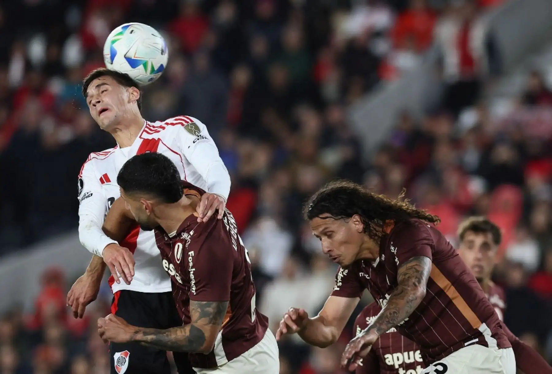 Universitario de Deportes logró una histórica clasificación a los octavos de final de la Copa Libertadores 2025 tras empatar 1-1 con River Plate en el Estadio Monumental de Buenos Aires. Facundo Colidio adelantó a los locales al minuto 36, pero Jairo Concha igualó con un potente remate desde fuera del área en el tiempo de descuento del primer tiempo. Este resultado permitió a la 