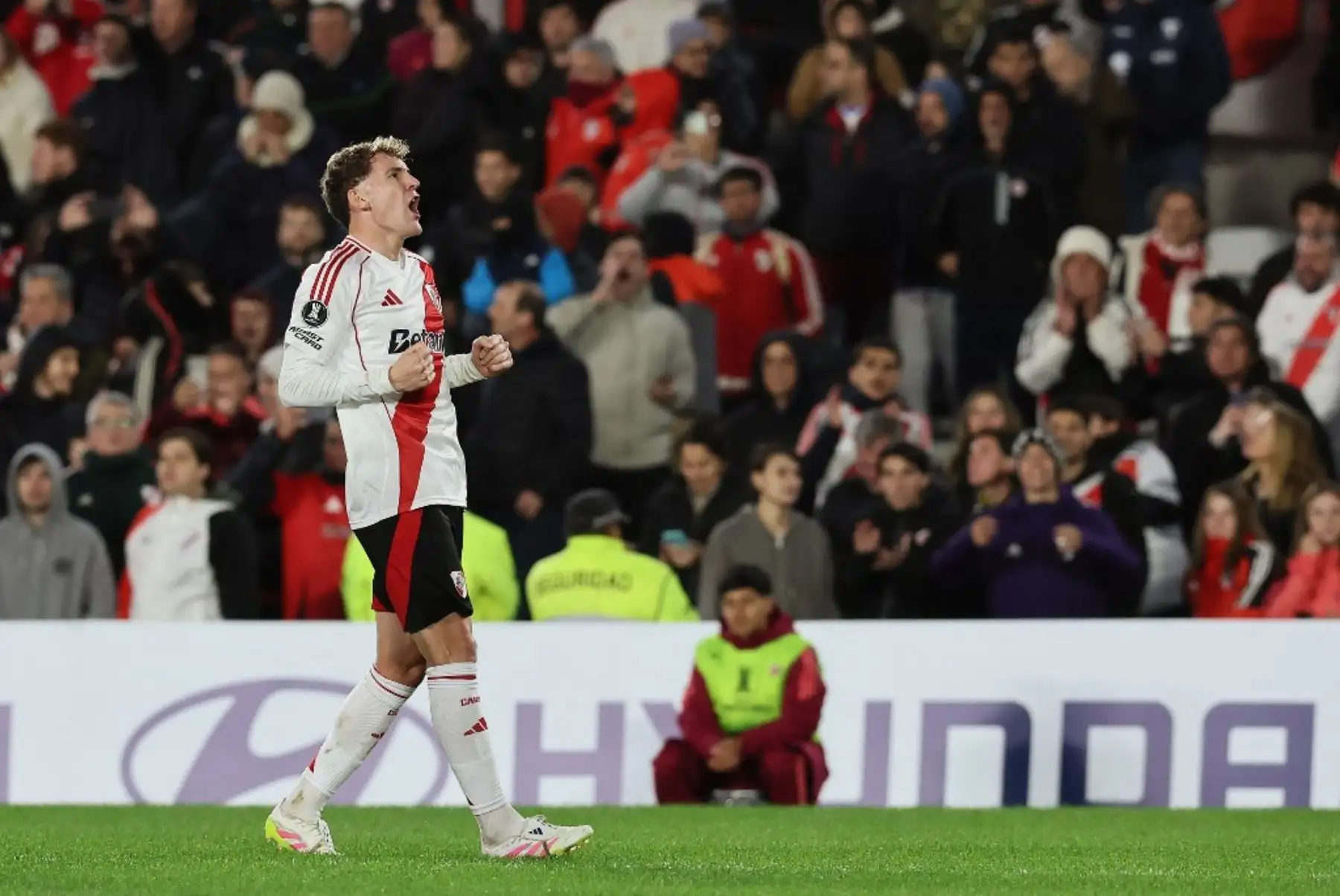 Universitario de Deportes logró una histórica clasificación a los octavos de final de la Copa Libertadores 2025 tras empatar 1-1 con River Plate en el Estadio Monumental de Buenos Aires. Facundo Colidio adelantó a los locales al minuto 36, pero Jairo Concha igualó con un potente remate desde fuera del área en el tiempo de descuento del primer tiempo. Este resultado permitió a la 