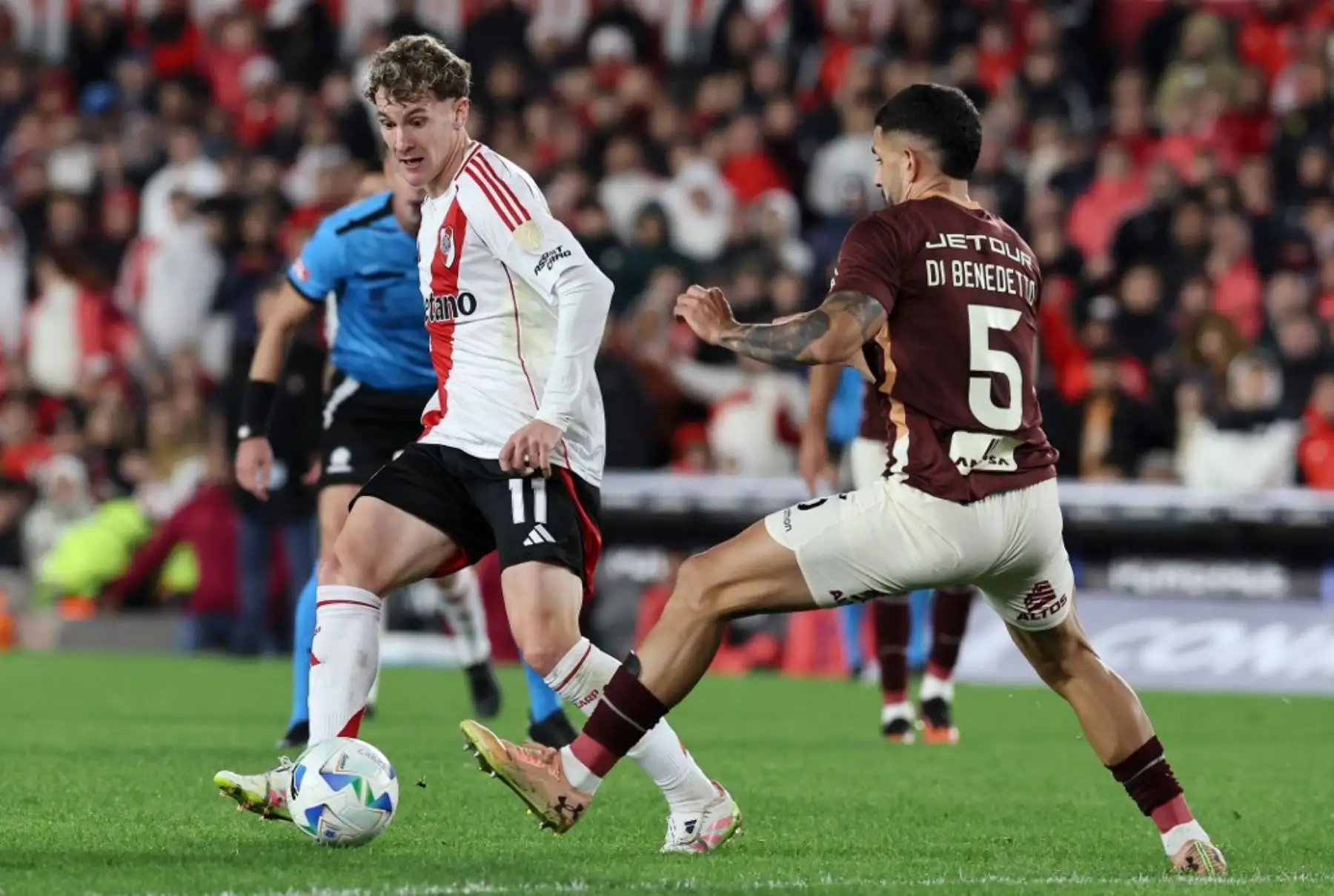 Universitario de Deportes logró una histórica clasificación a los octavos de final de la Copa Libertadores 2025 tras empatar 1-1 con River Plate en el Estadio Monumental de Buenos Aires. Facundo Colidio adelantó a los locales al minuto 36, pero Jairo Concha igualó con un potente remate desde fuera del área en el tiempo de descuento del primer tiempo. Este resultado permitió a la 