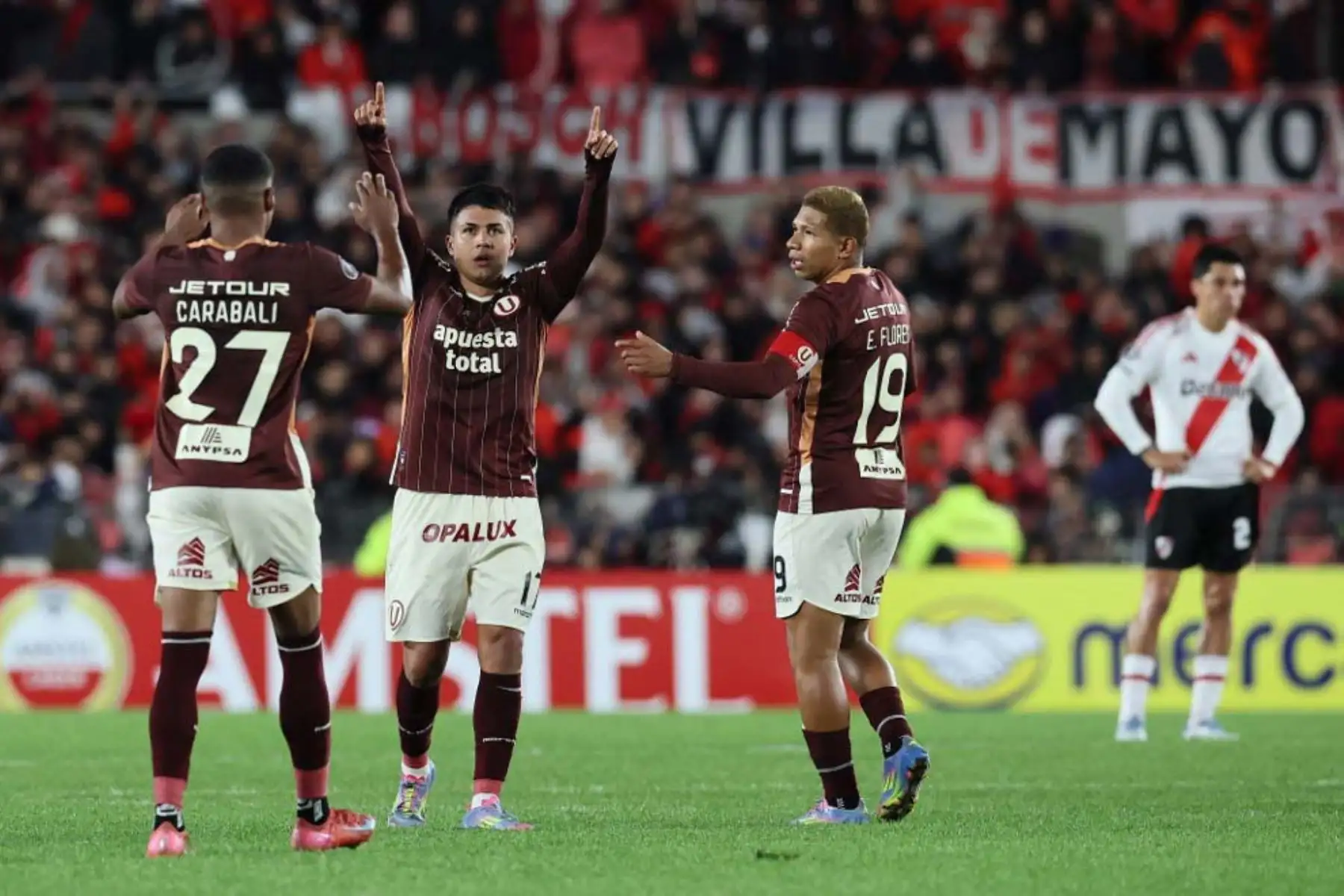 Universitario de Deportes logró una histórica clasificación a los octavos de final de la Copa Libertadores 2025 tras empatar 1-1 con River Plate en el Estadio Monumental de Buenos Aires. Facundo Colidio adelantó a los locales al minuto 36, pero Jairo Concha igualó con un potente remate desde fuera del área en el tiempo de descuento del primer tiempo. Este resultado permitió a la 