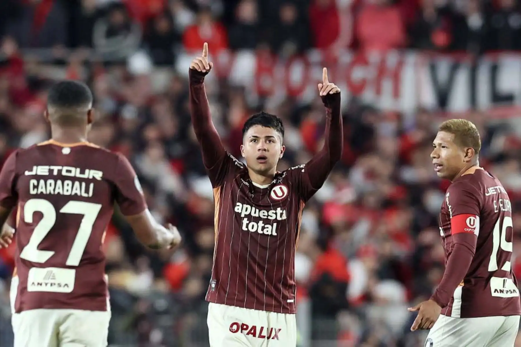 Universitario de Deportes logró una histórica clasificación a los octavos de final de la Copa Libertadores 2025 tras empatar 1-1 con River Plate en el Estadio Monumental de Buenos Aires. Facundo Colidio adelantó a los locales al minuto 36, pero Jairo Concha igualó con un potente remate desde fuera del área en el tiempo de descuento del primer tiempo. Este resultado permitió a la 