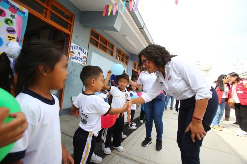 Como parte del proceso de mejoramiento del Programa de Alimentación Escolar, la ministra Leslie Urteaga hizo visitas de supervisión a centros educativos de Sullana. Foto: Midis