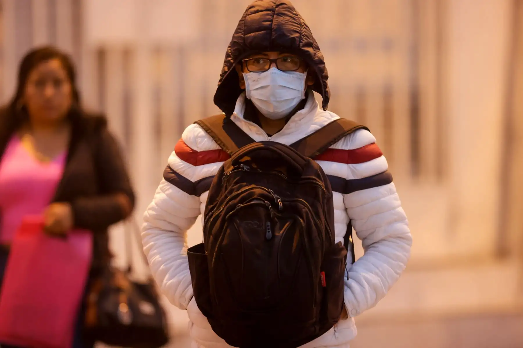 Lima amaneció con una sensación térmica de 13 °C y una humedad relativa del 100 %, acompañadas de una densa neblina que redujo la visibilidad en varios distritos, especialmente los cercanos al mar. Estas condiciones, típicas del otoño limeño, se deben a la acumulación de humedad durante la madrugada y la ausencia de vientos, lo que intensifica la sensación de frío y obliga a los ciudadanos a abrigarse al salir a trabajar o estudiar. Foto: ANDINA/Luis Iparraguirre