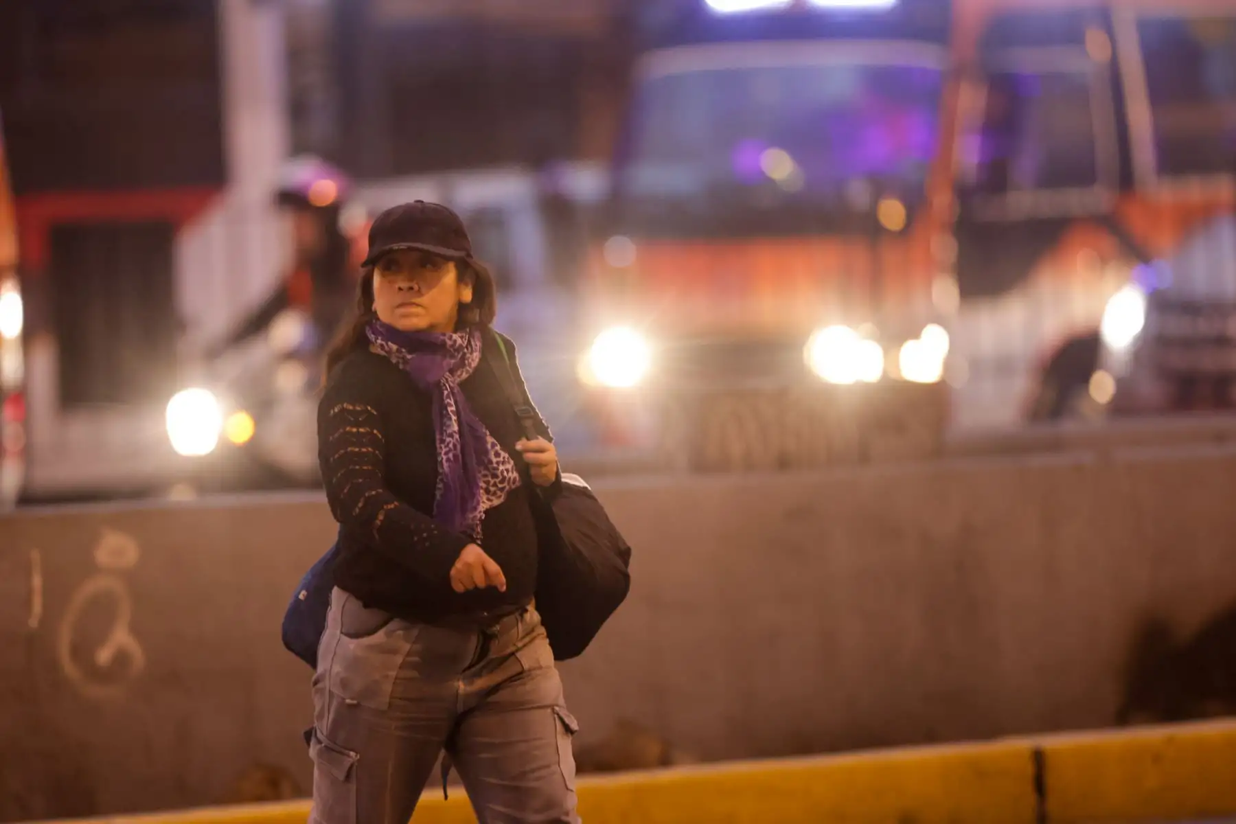 Lima amaneció con una sensación térmica de 13 °C y una humedad relativa del 100 %, acompañadas de una densa neblina que redujo la visibilidad en varios distritos, especialmente los cercanos al mar. Estas condiciones, típicas del otoño limeño, se deben a la acumulación de humedad durante la madrugada y la ausencia de vientos, lo que intensifica la sensación de frío y obliga a los ciudadanos a abrigarse al salir a trabajar o estudiar. Foto: ANDINA/Luis Iparraguirre