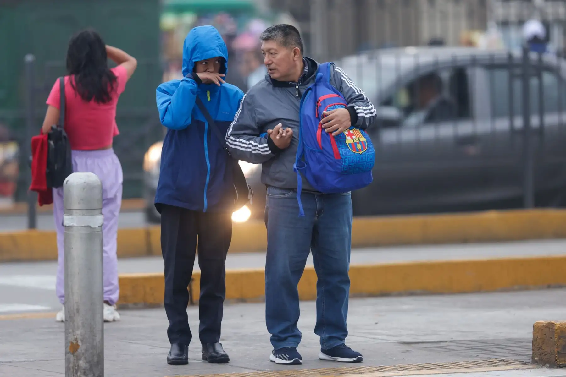Lima amaneció con una sensación térmica de 13 °C y una humedad relativa del 100 %, acompañadas de una densa neblina que redujo la visibilidad en varios distritos, especialmente los cercanos al mar. Estas condiciones, típicas del otoño limeño, se deben a la acumulación de humedad durante la madrugada y la ausencia de vientos, lo que intensifica la sensación de frío y obliga a los ciudadanos a abrigarse al salir a trabajar o estudiar. Foto: ANDINA/Luis Iparraguirre