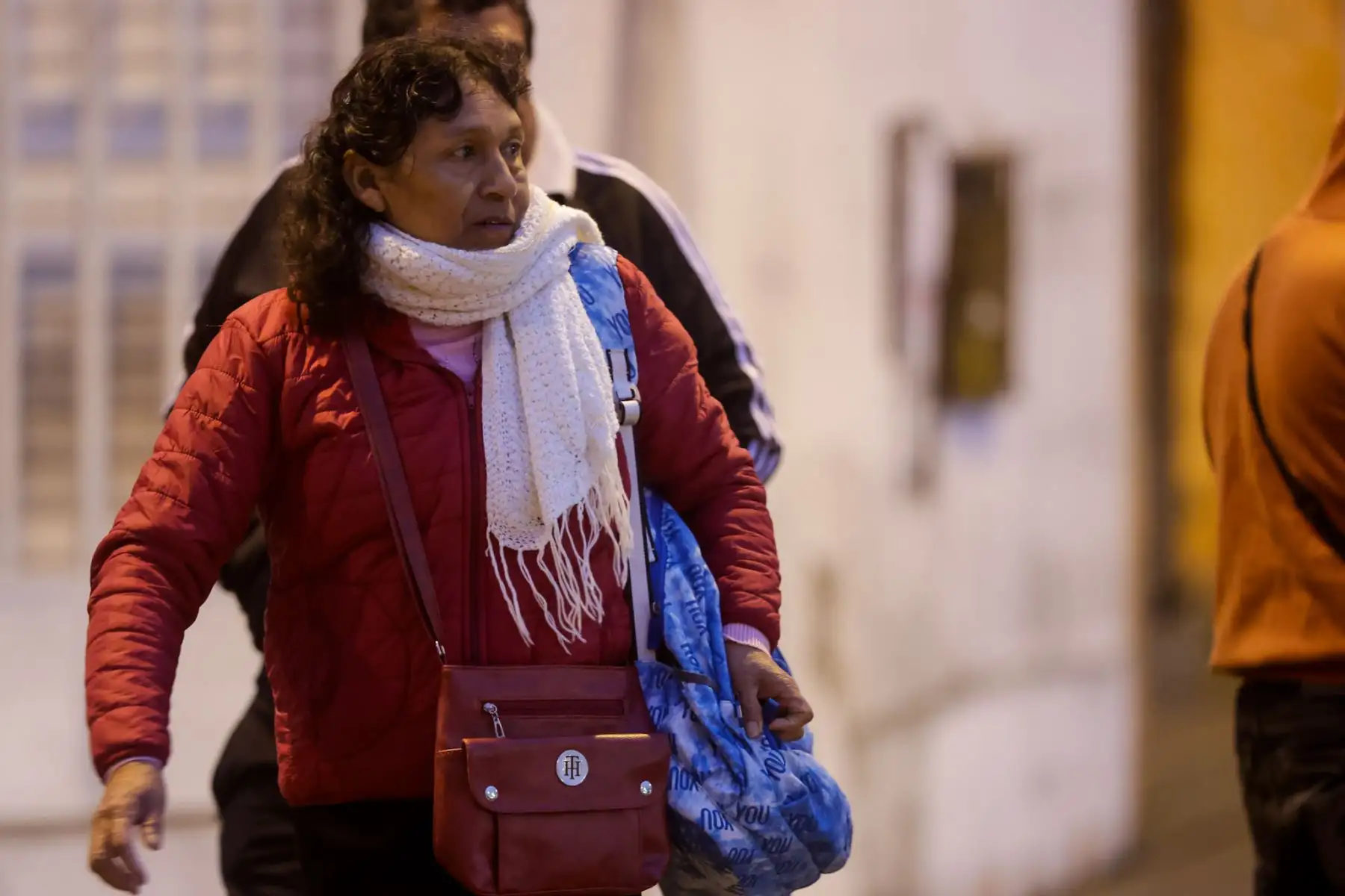 Lima amaneció con una sensación térmica de 13 °C y una humedad relativa del 100 %, acompañadas de una densa neblina que redujo la visibilidad en varios distritos, especialmente los cercanos al mar. Estas condiciones, típicas del otoño limeño, se deben a la acumulación de humedad durante la madrugada y la ausencia de vientos, lo que intensifica la sensación de frío y obliga a los ciudadanos a abrigarse al salir a trabajar o estudiar. Foto: ANDINA/Luis Iparraguirre