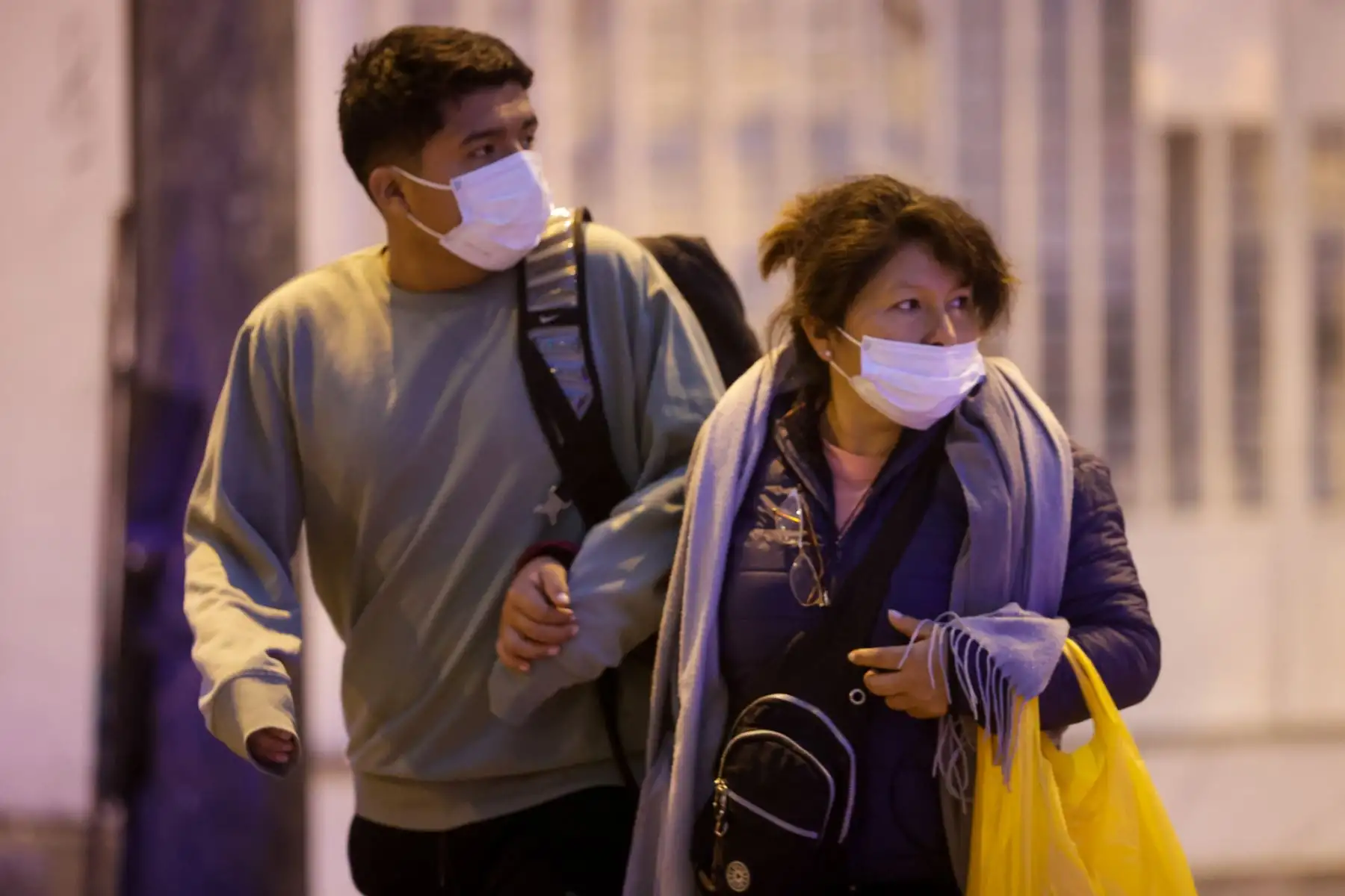 Lima amaneció con una sensación térmica de 13 °C y una humedad relativa del 100 %, acompañadas de una densa neblina que redujo la visibilidad en varios distritos, especialmente los cercanos al mar. Estas condiciones, típicas del otoño limeño, se deben a la acumulación de humedad durante la madrugada y la ausencia de vientos, lo que intensifica la sensación de frío y obliga a los ciudadanos a abrigarse al salir a trabajar o estudiar. Foto: ANDINA/Luis Iparraguirre