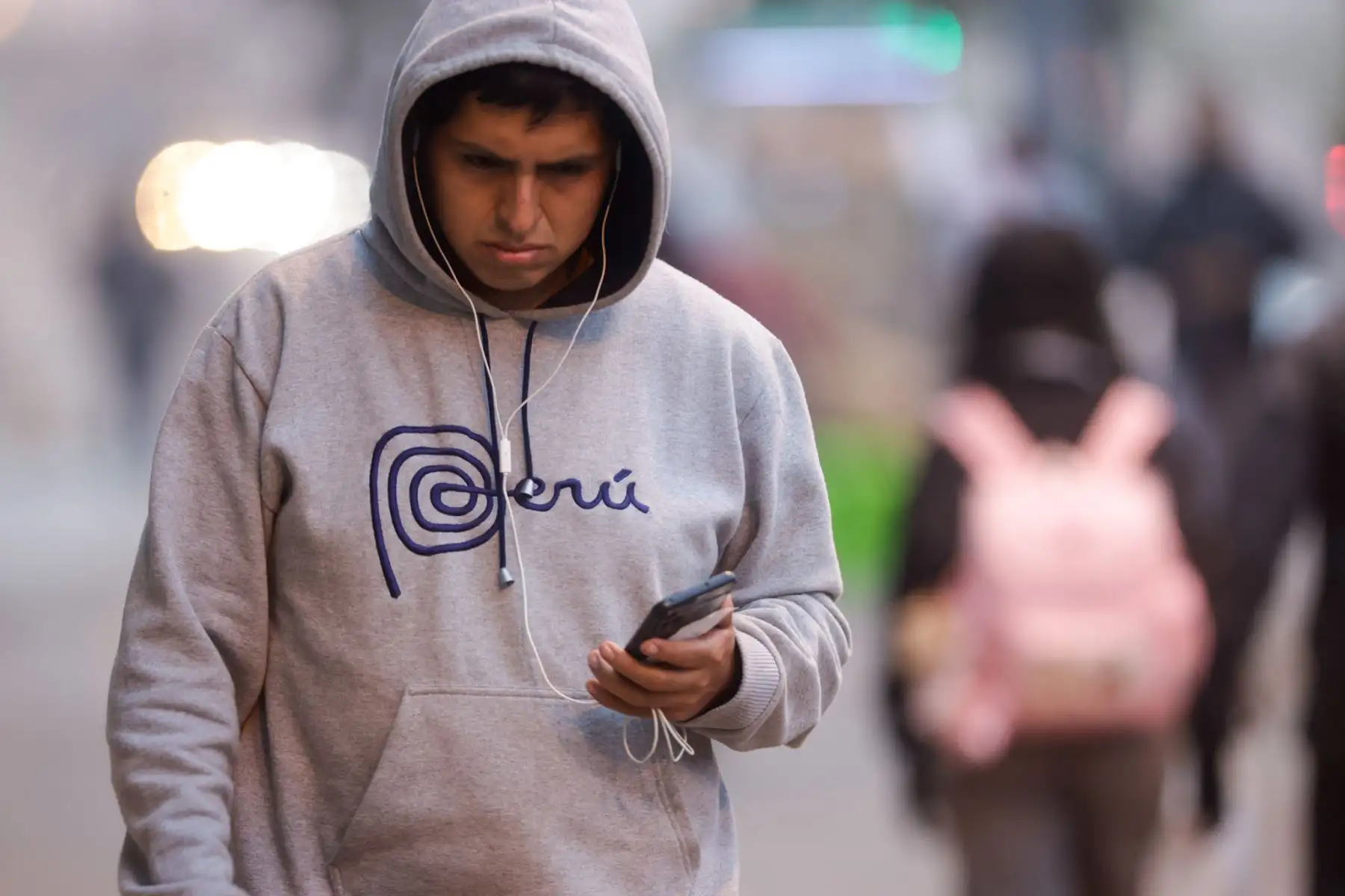 Lima amaneció con una sensación térmica de 13 °C y una humedad relativa del 100 %, acompañadas de una densa neblina que redujo la visibilidad en varios distritos, especialmente los cercanos al mar. Estas condiciones, típicas del otoño limeño, se deben a la acumulación de humedad durante la madrugada y la ausencia de vientos, lo que intensifica la sensación de frío y obliga a los ciudadanos a abrigarse al salir a trabajar o estudiar. Foto: ANDINA/Luis Iparraguirre