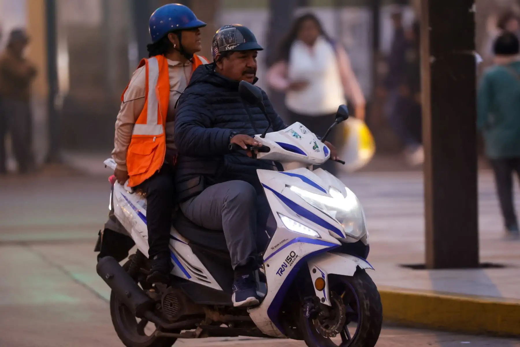 El frío en Lima y Callao obliga a muchos motociclistas a cubrir sus chalecos retrorreflectantes con casacas gruesas, mientras que las mochilas o los propios acompañantes también terminan tapando la visibilidad de la placa impresa en el chaleco. Esto representa un problema, ya que desde el 22 de mayo es obligatorio portar chaleco visible y casco certificado, bajo riesgo de multa de S/ 428, retención del vehículo y pérdida de puntos en la licencia. Foto: ANDINA/Luis Iparraguirre