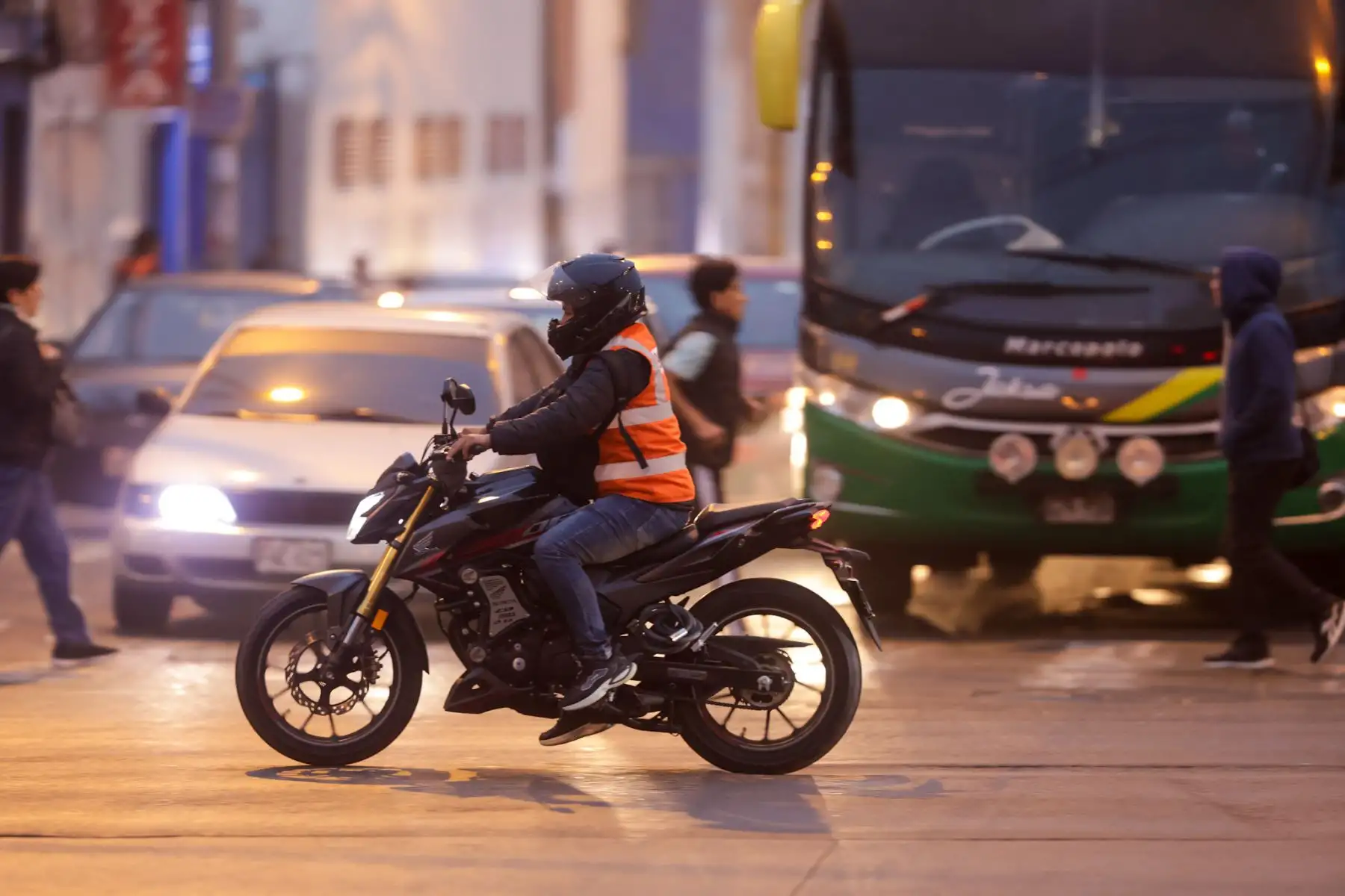 El frío en Lima y Callao obliga a muchos motociclistas a cubrir sus chalecos retrorreflectantes con casacas gruesas, mientras que las mochilas o los propios acompañantes también terminan tapando la visibilidad de la placa impresa en el chaleco. Esto representa un problema, ya que desde el 22 de mayo es obligatorio portar chaleco visible y casco certificado, bajo riesgo de multa de S/ 428, retención del vehículo y pérdida de puntos en la licencia. Foto: ANDINA/Luis Iparraguirre