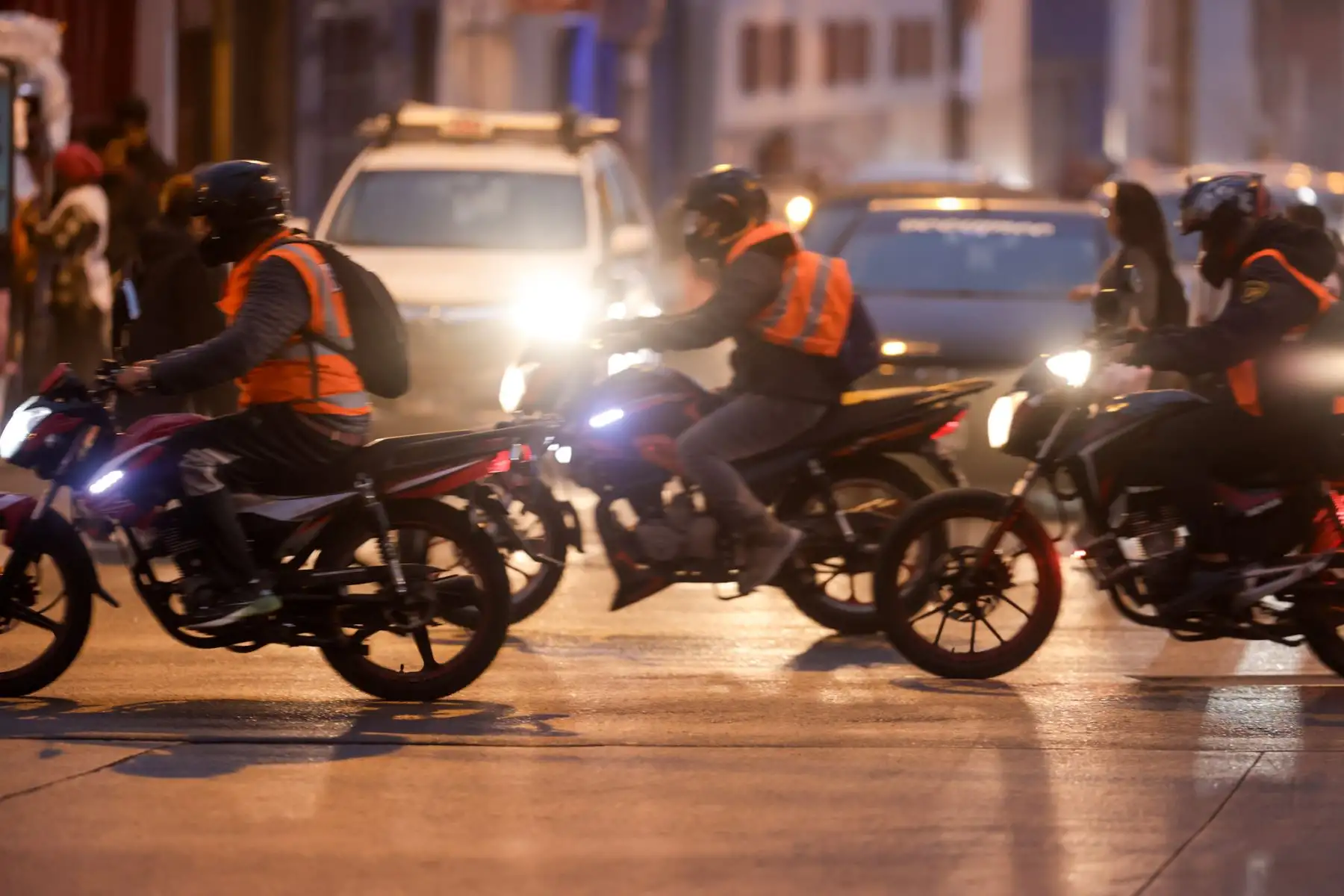 El frío en Lima y Callao obliga a muchos motociclistas a cubrir sus chalecos retrorreflectantes con casacas gruesas, mientras que las mochilas o los propios acompañantes también terminan tapando la visibilidad de la placa impresa en el chaleco. Esto representa un problema, ya que desde el 22 de mayo es obligatorio portar chaleco visible y casco certificado, bajo riesgo de multa de S/ 428, retención del vehículo y pérdida de puntos en la licencia. Foto: ANDINA/Luis Iparraguirre