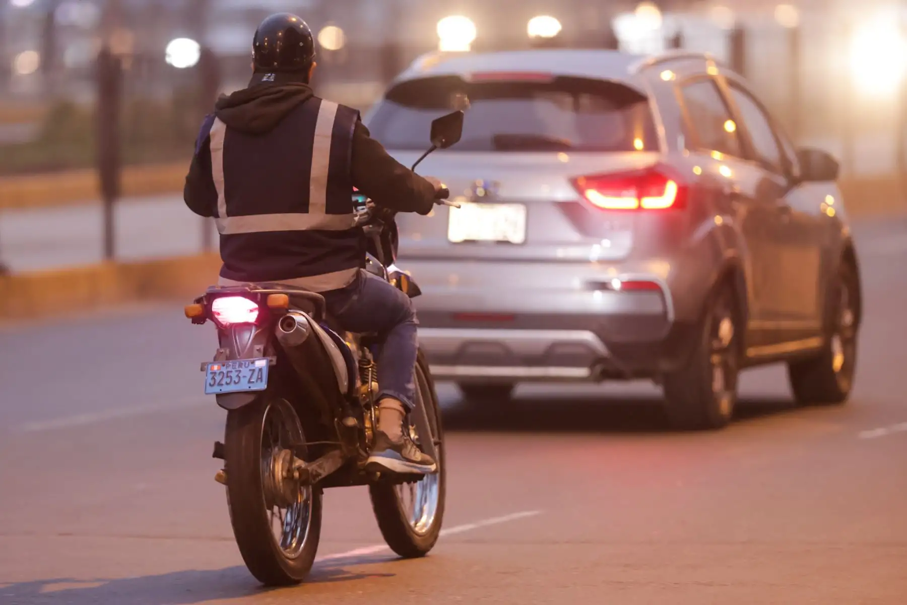 El frío en Lima y Callao obliga a muchos motociclistas a cubrir sus chalecos retrorreflectantes con casacas gruesas, mientras que las mochilas o los propios acompañantes también terminan tapando la visibilidad de la placa impresa en el chaleco. Esto representa un problema, ya que desde el 22 de mayo es obligatorio portar chaleco visible y casco certificado, bajo riesgo de multa de S/ 428, retención del vehículo y pérdida de puntos en la licencia. Foto: ANDINA/Luis Iparraguirre