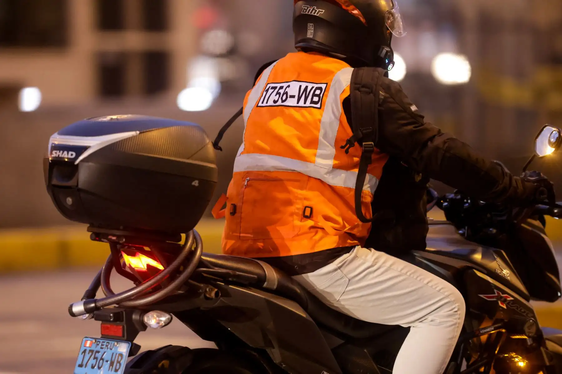 El frío en Lima y Callao obliga a muchos motociclistas a cubrir sus chalecos retrorreflectantes con casacas gruesas, mientras que las mochilas o los propios acompañantes también terminan tapando la visibilidad de la placa impresa en el chaleco. Esto representa un problema, ya que desde el 22 de mayo es obligatorio portar chaleco visible y casco certificado, bajo riesgo de multa de S/ 428, retención del vehículo y pérdida de puntos en la licencia. Foto: ANDINA/Luis Iparraguirre