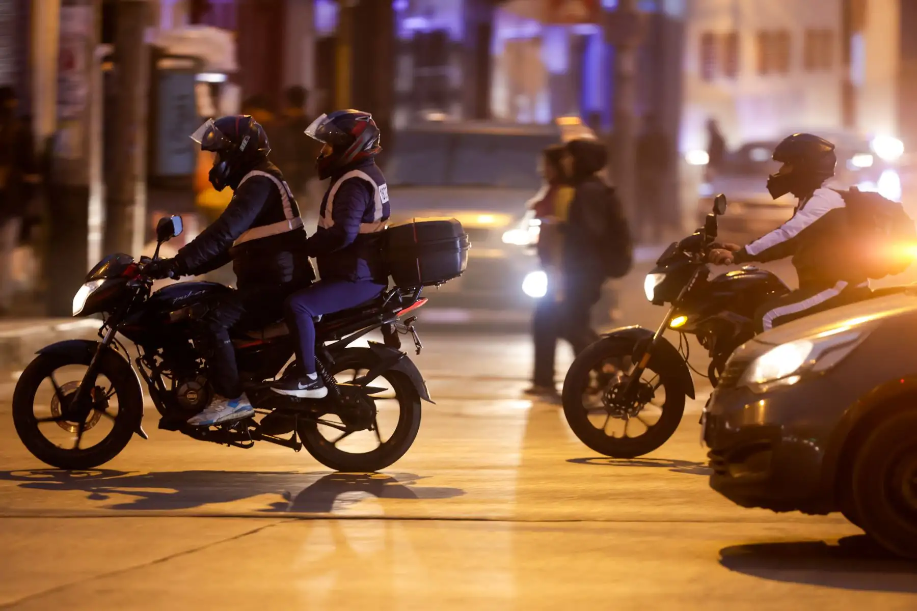 El frío en Lima y Callao obliga a muchos motociclistas a cubrir sus chalecos retrorreflectantes con casacas gruesas, mientras que las mochilas o los propios acompañantes también terminan tapando la visibilidad de la placa impresa en el chaleco. Esto representa un problema, ya que desde el 22 de mayo es obligatorio portar chaleco visible y casco certificado, bajo riesgo de multa de S/ 428, retención del vehículo y pérdida de puntos en la licencia. Foto: ANDINA/Luis Iparraguirre