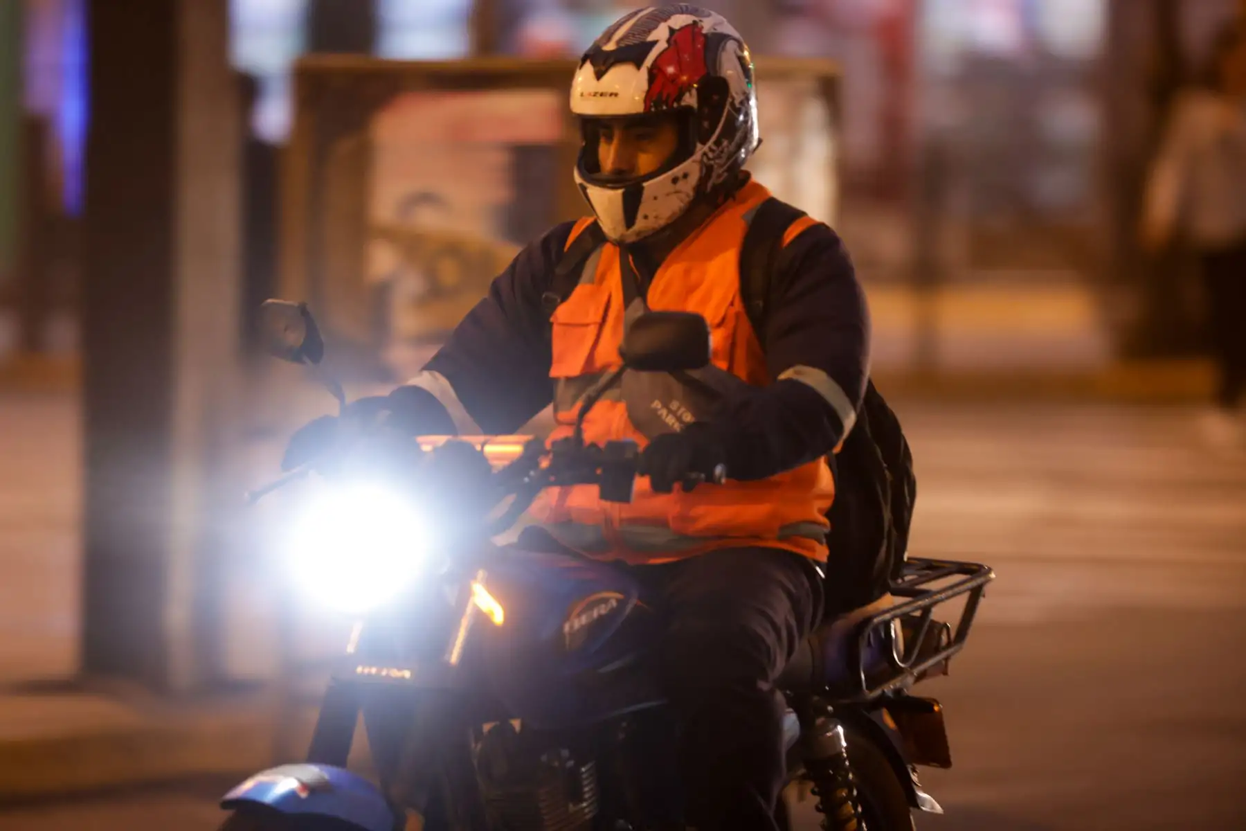 El frío en Lima y Callao obliga a muchos motociclistas a cubrir sus chalecos retrorreflectantes con casacas gruesas, mientras que las mochilas o los propios acompañantes también terminan tapando la visibilidad de la placa impresa en el chaleco. Esto representa un problema, ya que desde el 22 de mayo es obligatorio portar chaleco visible y casco certificado, bajo riesgo de multa de S/ 428, retención del vehículo y pérdida de puntos en la licencia. Foto: ANDINA/Luis Iparraguirre