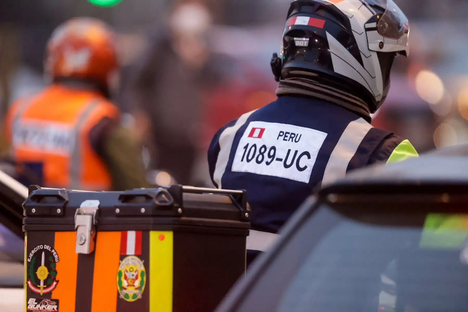 El frío en Lima y Callao obliga a muchos motociclistas a cubrir sus chalecos retrorreflectantes con casacas gruesas, mientras que las mochilas o los propios acompañantes también terminan tapando la visibilidad de la placa impresa en el chaleco. Esto representa un problema, ya que desde el 22 de mayo es obligatorio portar chaleco visible y casco certificado, bajo riesgo de multa de S/ 428, retención del vehículo y pérdida de puntos en la licencia. Foto: ANDINA/Luis Iparraguirre
