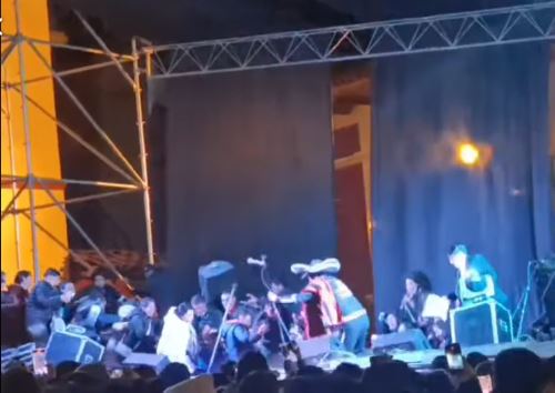Al menos 12 personas resultaron heridas tras colapsar el escenario levantado en un colegio de Huamachuco, región La Libertad, que celebraba su aniversario. ANDINA/Difusión