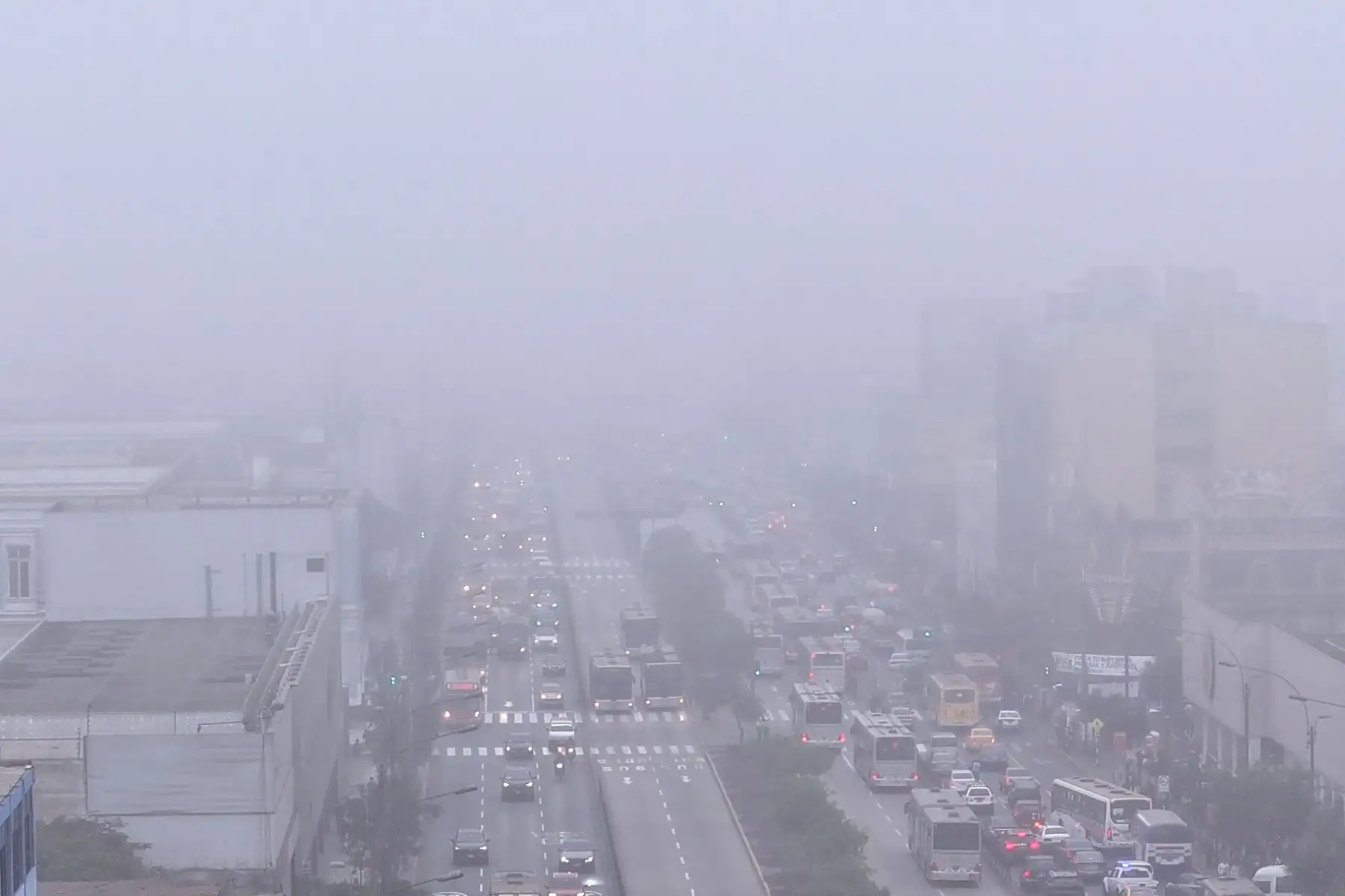 La visibilidad reducida obligó a los conductores a extremar precauciones en una de las vías más transitadas de la capital. Foto: ANDINA/ Braian Reyna