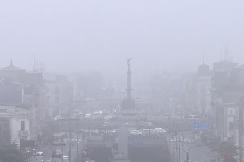 Lima amanece envuelta en espesa niebla: se reduce visibilidad en vías principales y baja la temperatura en distritos costeros