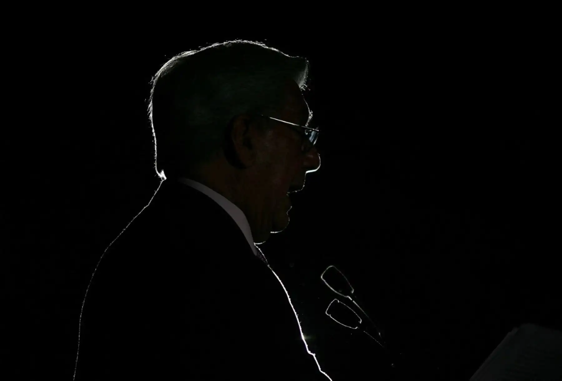 La obra de Santaella combina crónica y ensayo, explorando con ironía y admiración el universo vargasllosiano, desde su niñez en Arequipa hasta sus triunfos literarios en Europa y América Latina. Foto: AFP