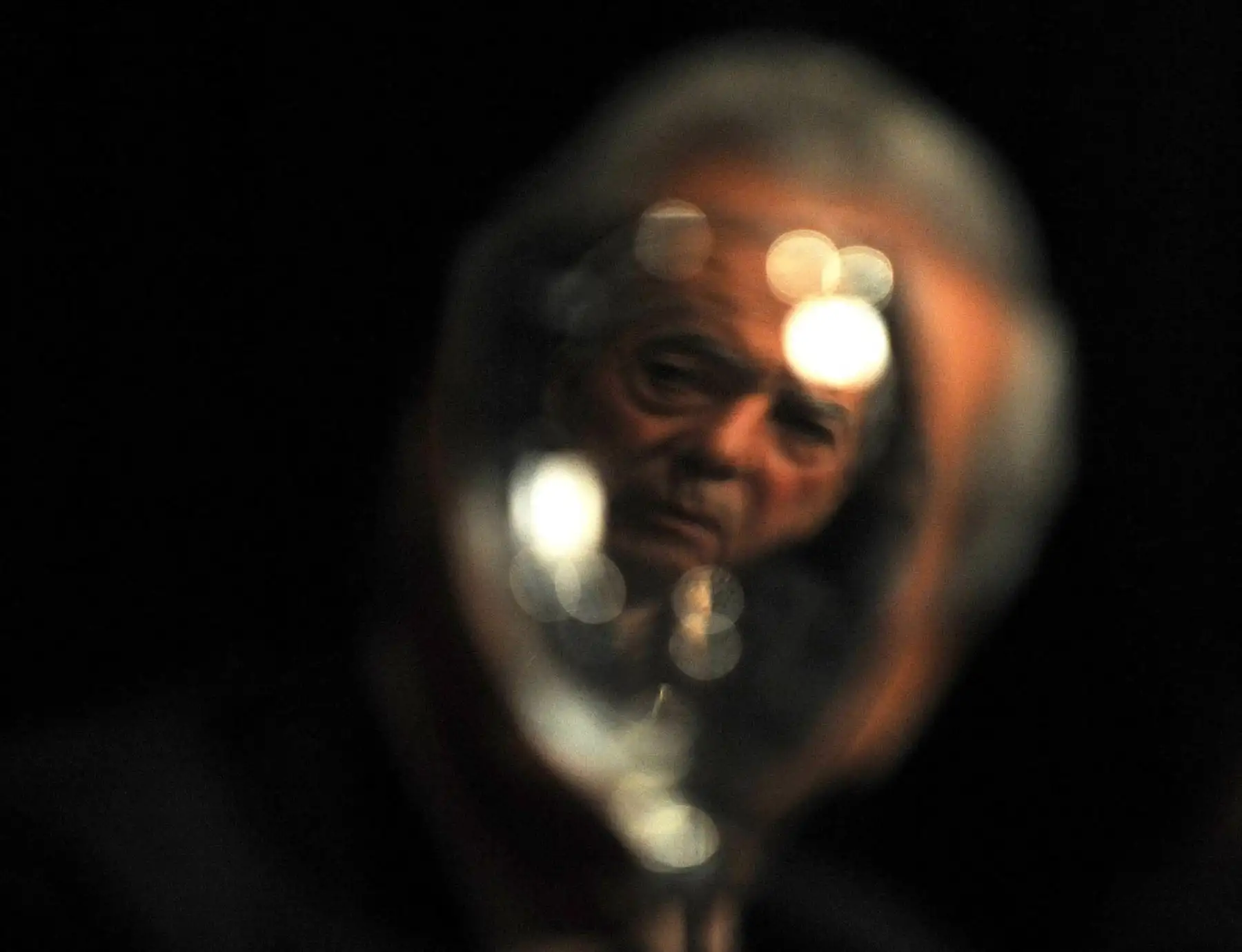 Mario Vargas Llosa es evocado como personaje, creador y figura pública en esta obra que explora su complejidad con elegancia y un tono crítico afilado pero respetuoso. Foto: AFP
