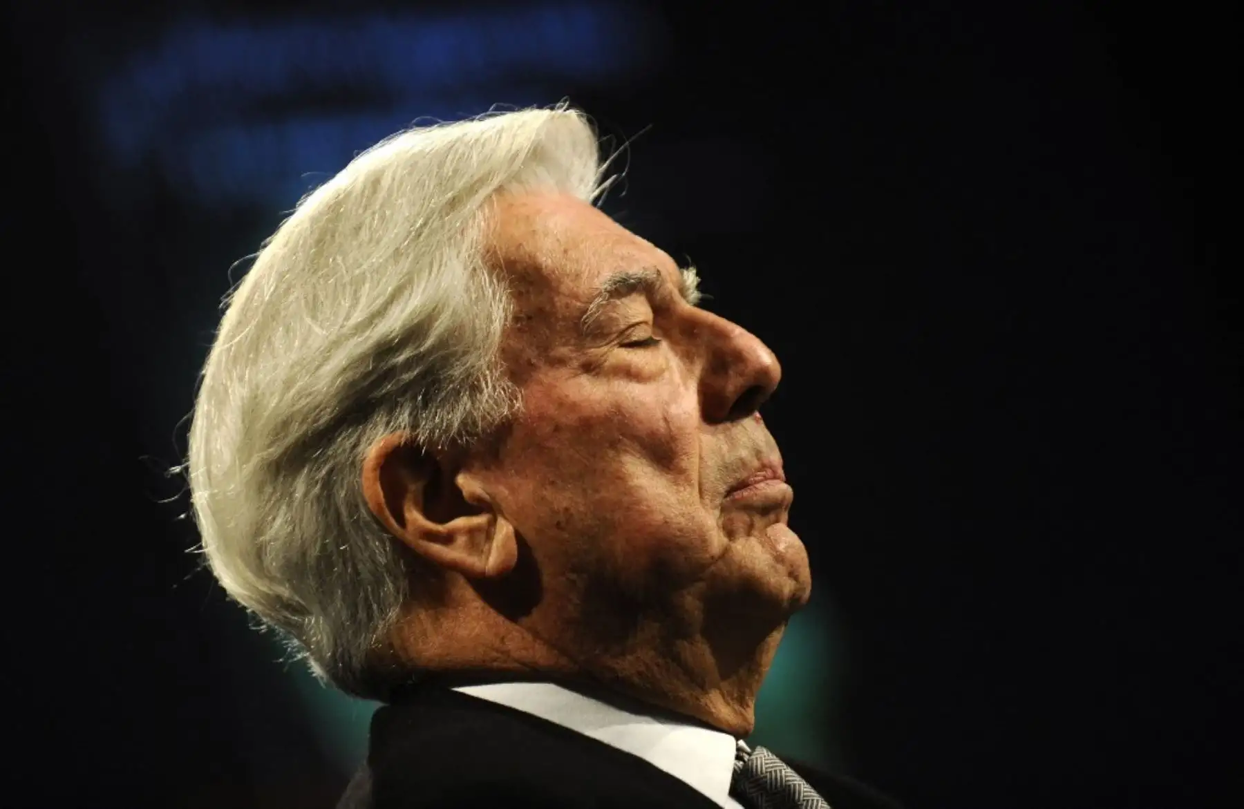 El periodista español Joaquín Santaella presentó en Madrid el libro A cuerpo de virrey, inicialmente concebido como un tributo en vida a Mario Vargas Llosa. Tras el fallecimiento del Nobel peruano el 13 de abril de 2025, la obra se convirtió en un homenaje póstumo. El libro, una crónica de viaje al estilo clásico, retrata la influencia de Vargas Llosa en Perú y destaca su aguda ironía y elegancia conversacional. Foto: AFP
