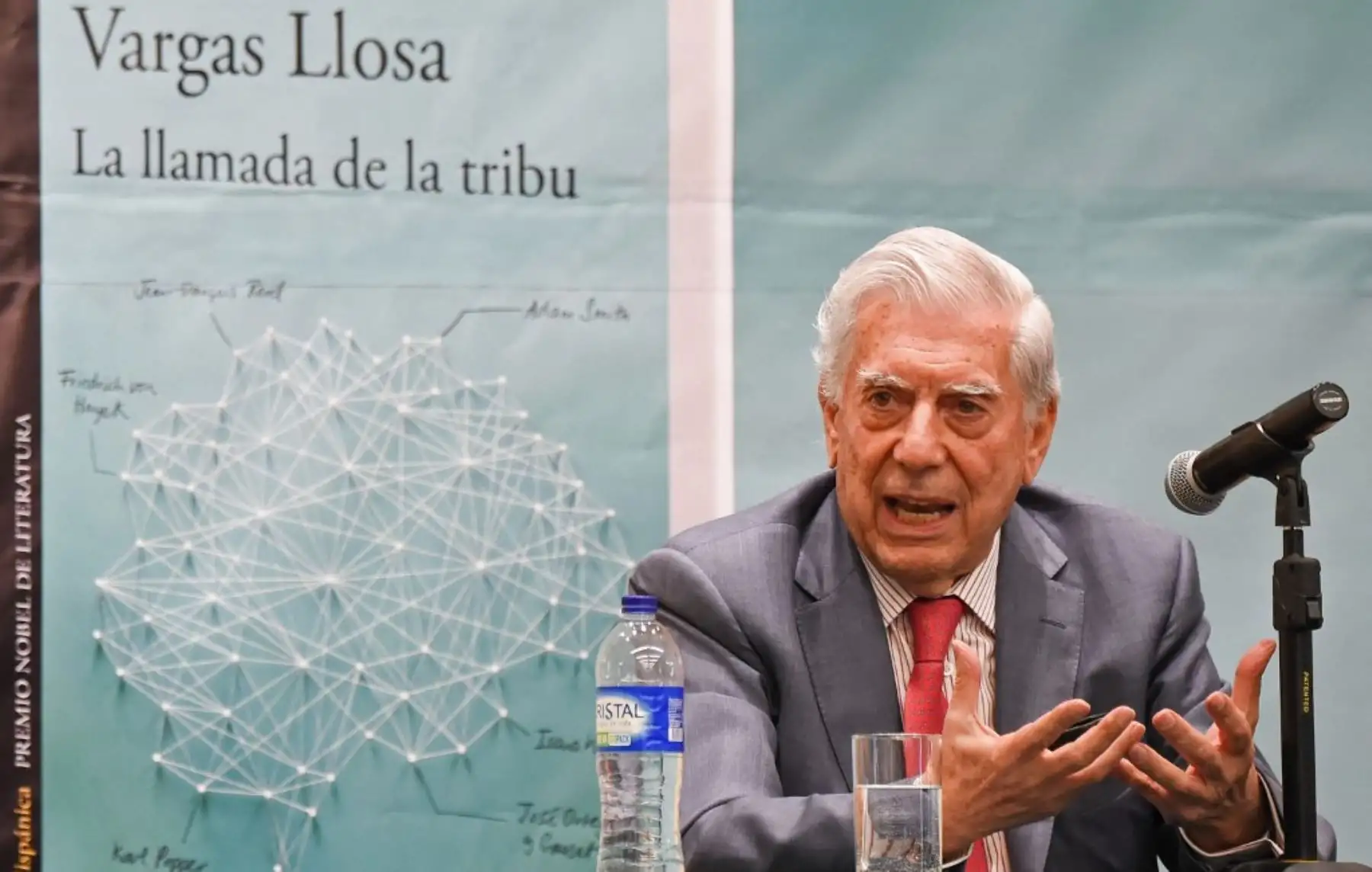 Presentan libro en homenaje a Mario Vargas Llosa en España. Foto: AFP
