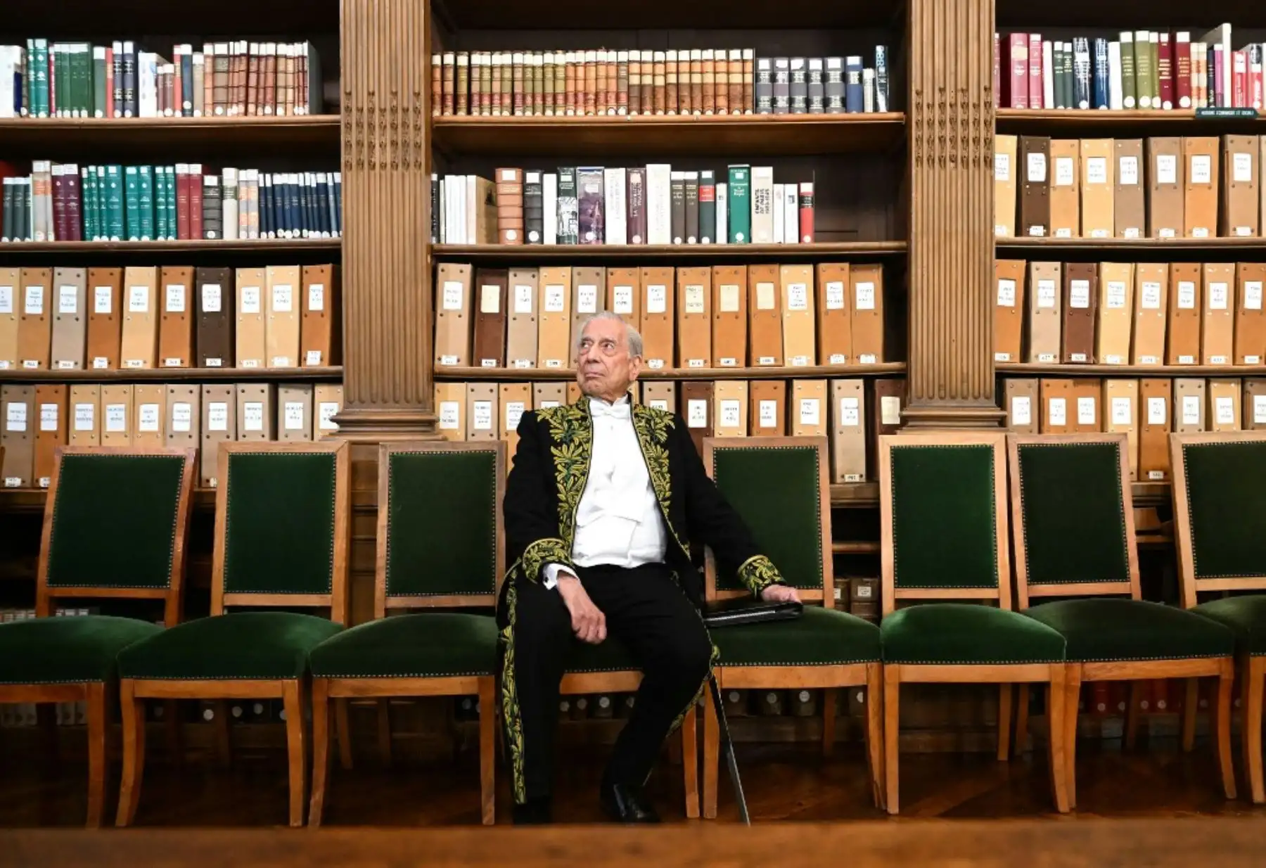 A cuerpo de virrey ofrece una crónica de viaje que recorre la geografía emocional y literaria de Mario Vargas Llosa, destacando su influencia en la identidad cultural peruana. Foto: AFP