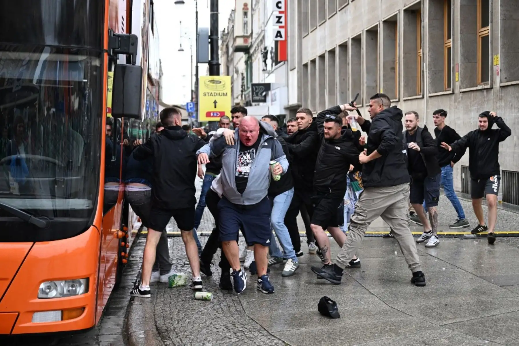Incidentes entre aficionados del Chelsea y Real Betis en las calles de Breslavia (Polonia), a pocas horas de la final de la UEFA Conference League.
 Foto: AFP