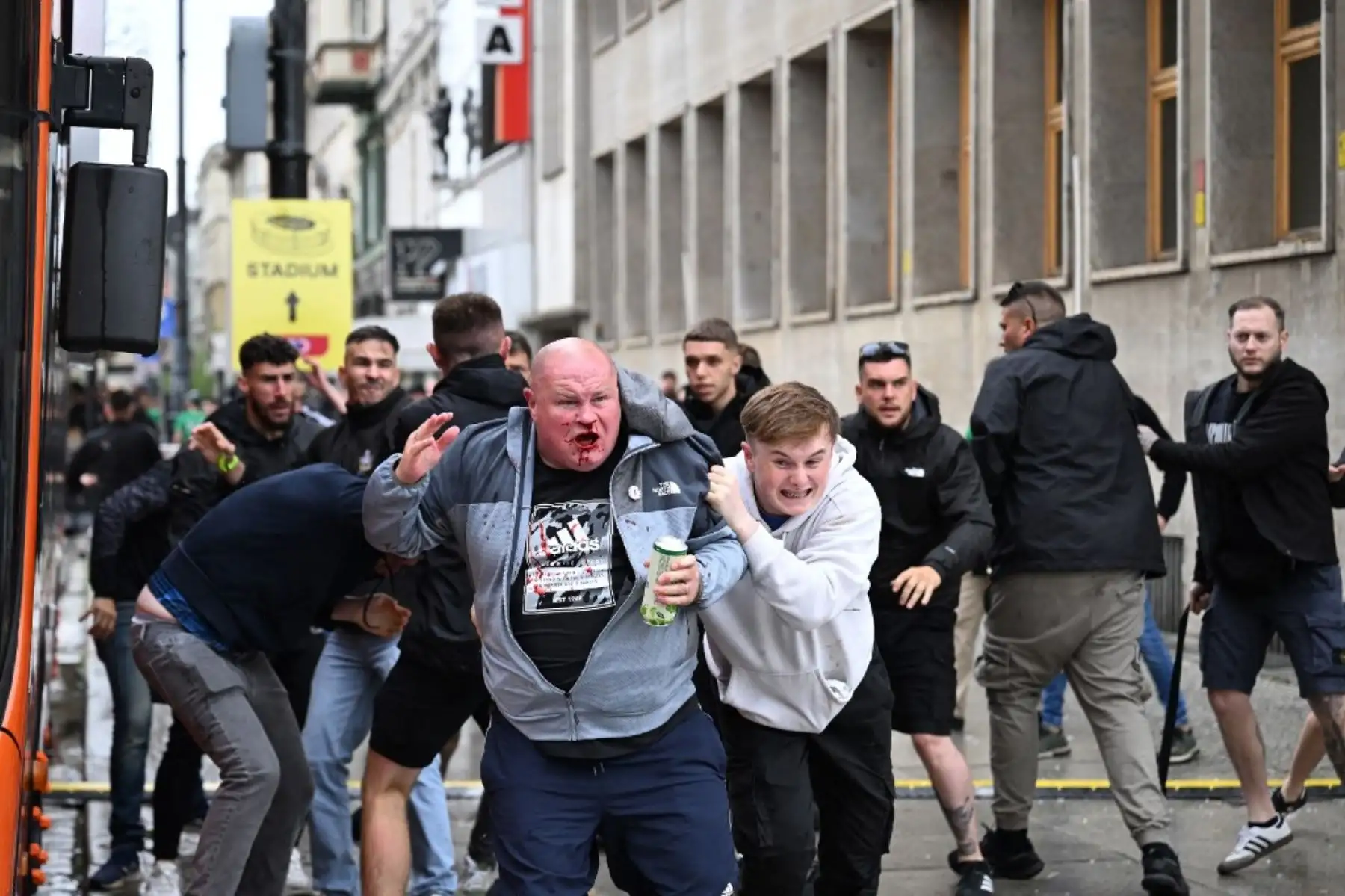 Incidentes entre aficionados del Chelsea y Real Betis en las calles de Breslavia (Polonia), a pocas horas de la final de la UEFA Conference League.
 Foto: AFP
