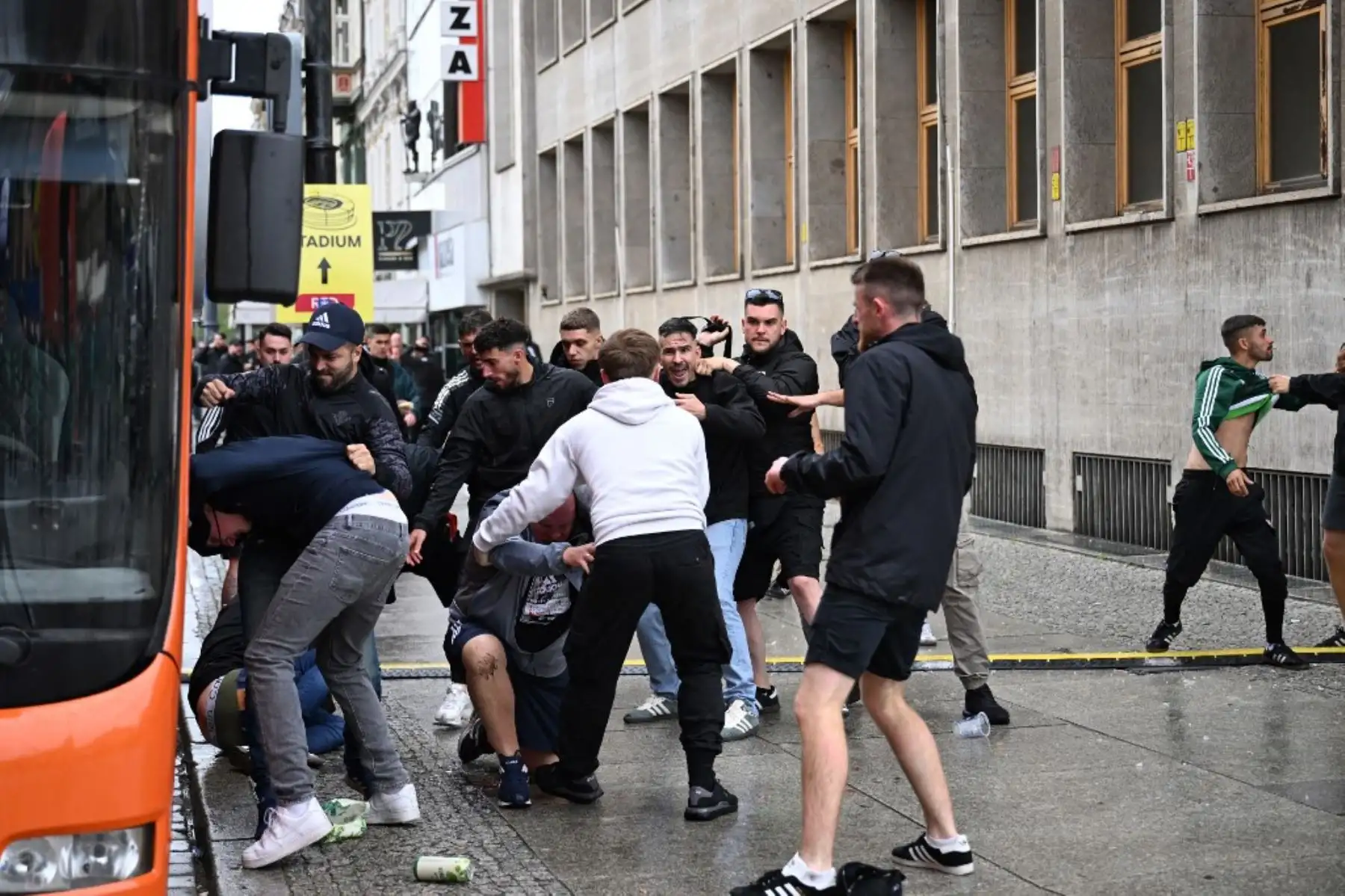 Incidentes entre aficionados del Chelsea y Real Betis en las calles de Breslavia (Polonia), a pocas horas de la final de la UEFA Conference League.
 Foto: AFP