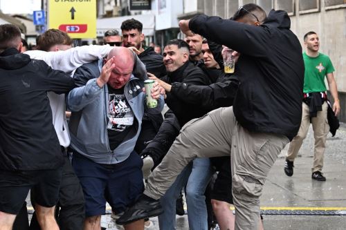 Hinchas del Chelsea y Betis se enfrentan horas antes de la final de la Conference League