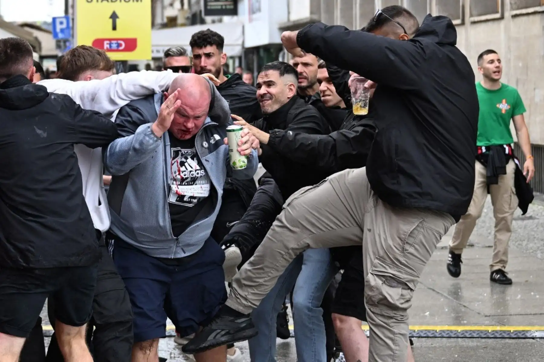 Incidentes entre aficionados del Chelsea y Real Betis en las calles de Breslavia (Polonia), a pocas horas de la final de la UEFA Conference League.
 Foto: AFP