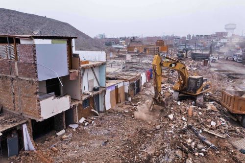 SMP: desalojan construcciones informales y recuperan 5 mil metros cuadrados de espacio público en la Av. 12 de Octubre