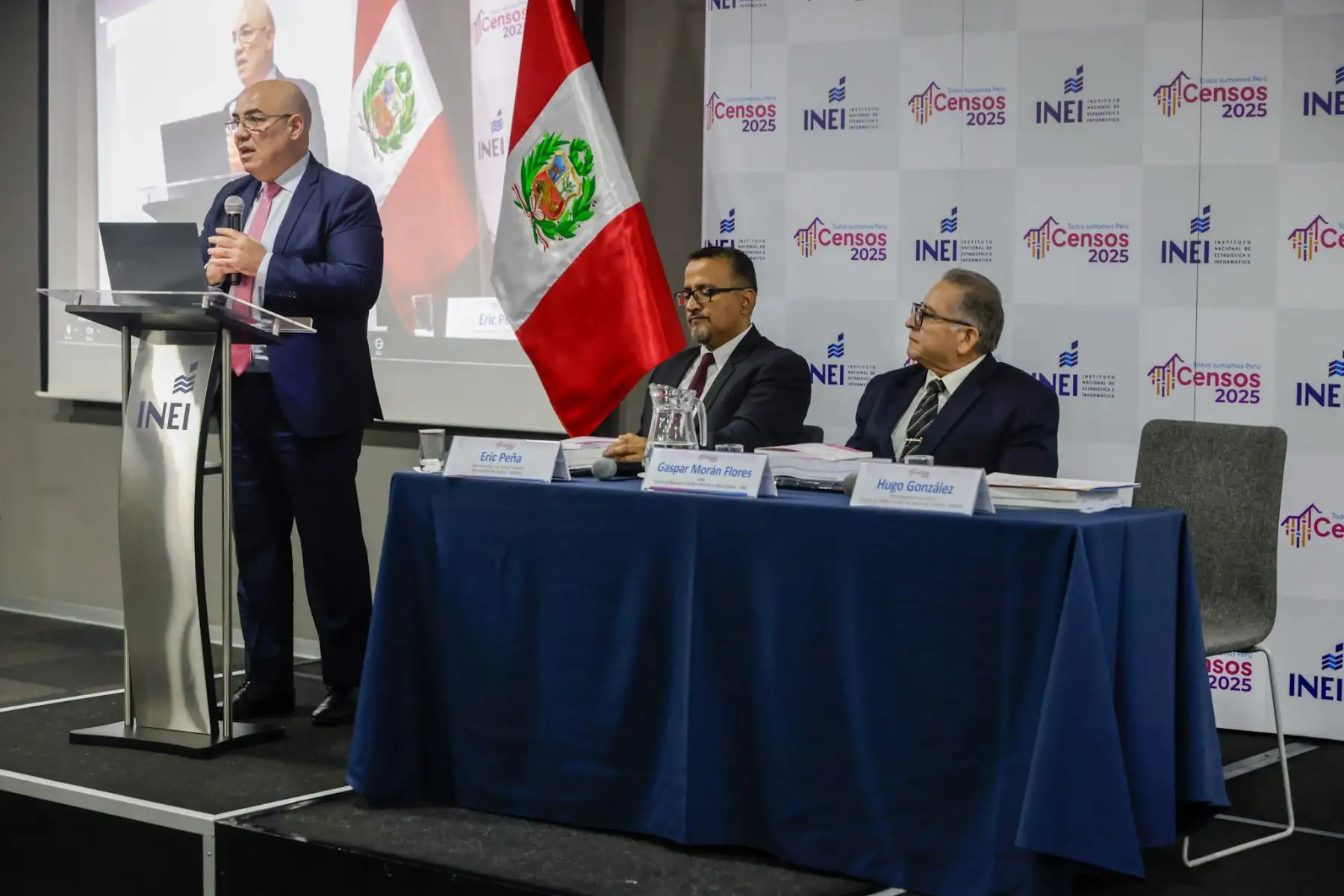 El Instituto Nacional de Estadística e Informática (INEI) presentó los resultados de la Encuesta Demográfica y de Salud Familiar 2024 en un evento que reunió a destacados representantes del sector salud. La exposición estuvo a cargo de Gaspar Morán, jefe del INEI, acompañado por Eric Peña, viceministro de salud pública del MINSA, Hugo González del UNFPA y un representante de la OPS/OMS, quienes destacaron la relevancia de los hallazgos para las políticas públicas.