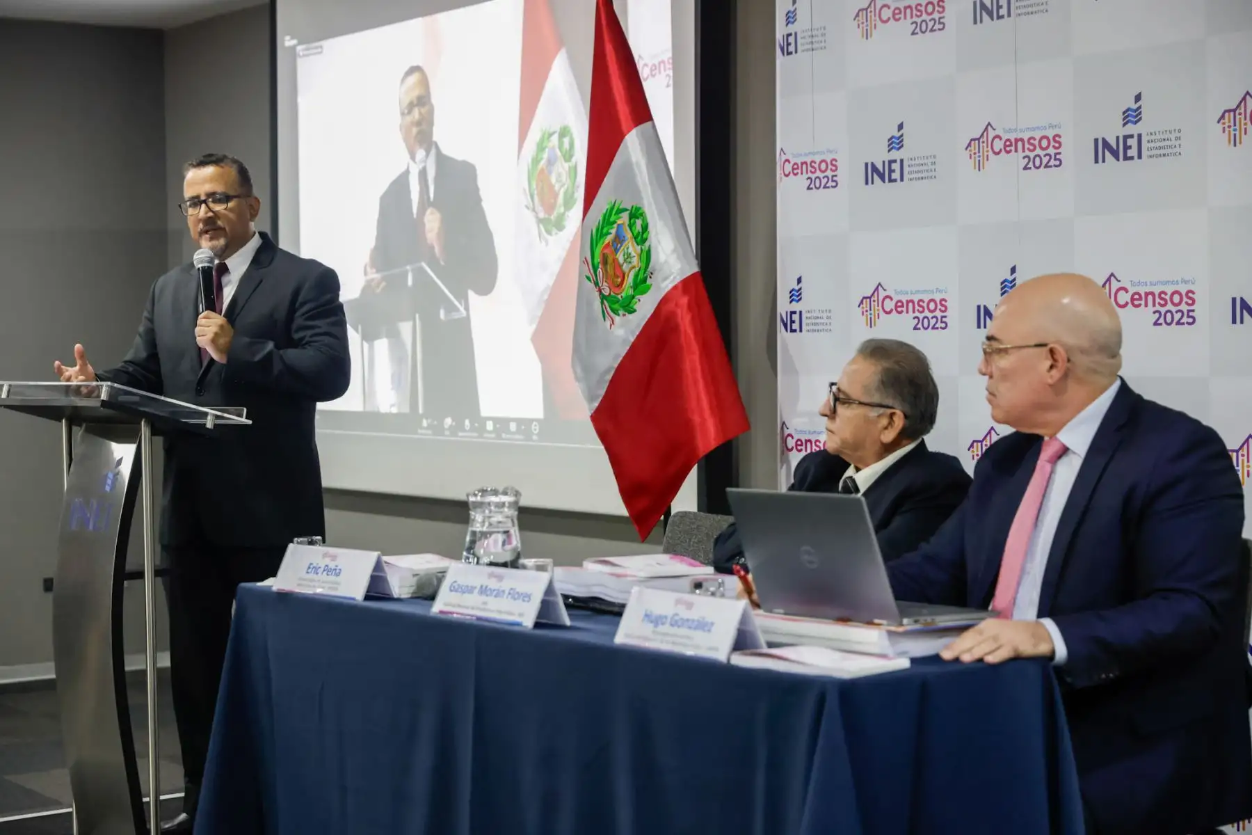 El Instituto Nacional de Estadística e Informática (INEI) presentó los resultados de la Encuesta Demográfica y de Salud Familiar 2024 en un evento que reunió a destacados representantes del sector salud. La exposición estuvo a cargo de Gaspar Morán, jefe del INEI, acompañado por Eric Peña, viceministro de salud pública del MINSA, Hugo González del UNFPA y un representante de la OPS/OMS, quienes destacaron la relevancia de los hallazgos para las políticas públicas.