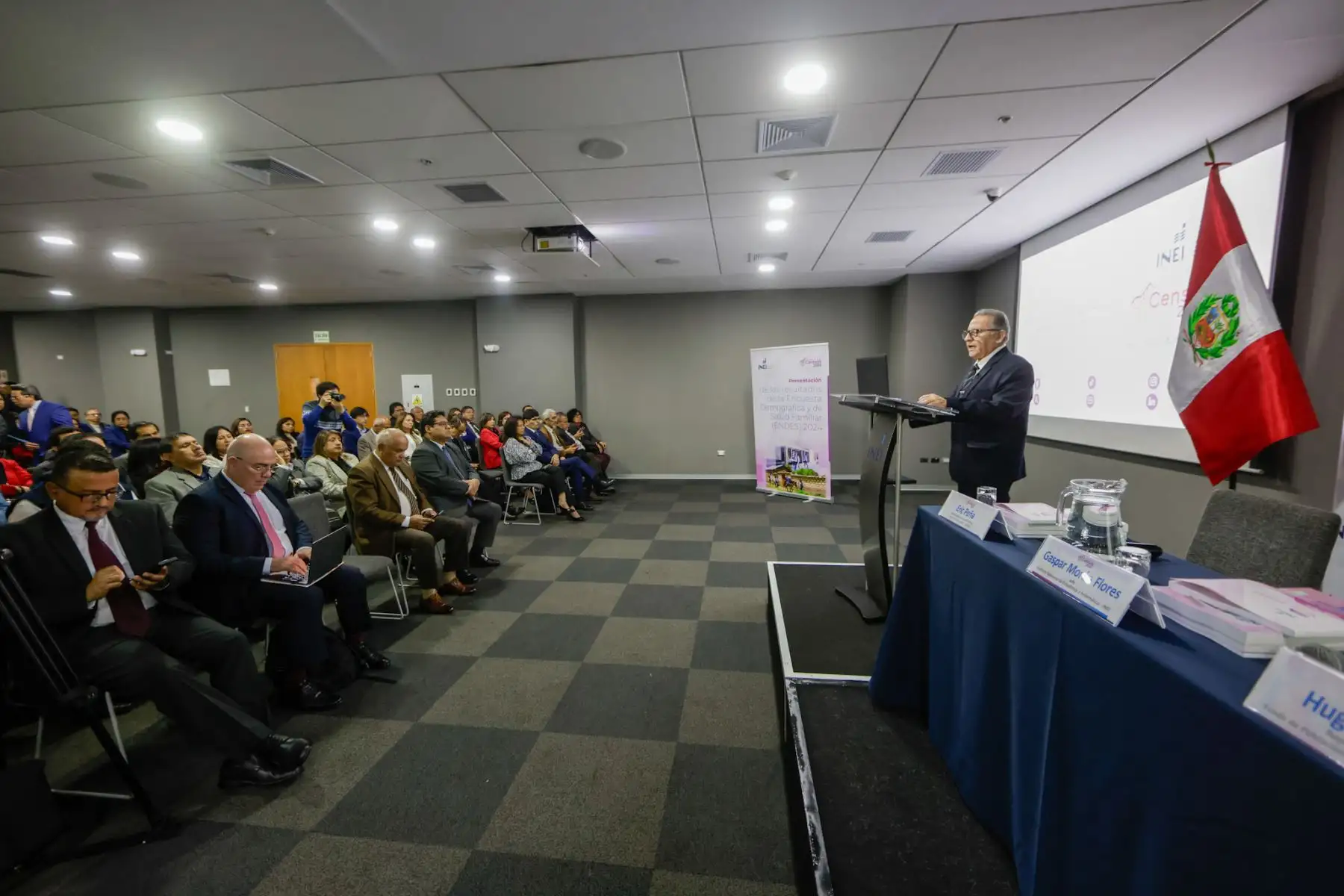 El Instituto Nacional de Estadística e Informática (INEI) presentó los resultados de la Encuesta Demográfica y de Salud Familiar 2024 en un evento que reunió a destacados representantes del sector salud. La exposición estuvo a cargo de Gaspar Morán, jefe del INEI, acompañado por Eric Peña, viceministro de salud pública del MINSA, Hugo González del UNFPA y un representante de la OPS/OMS, quienes destacaron la relevancia de los hallazgos para las políticas públicas.