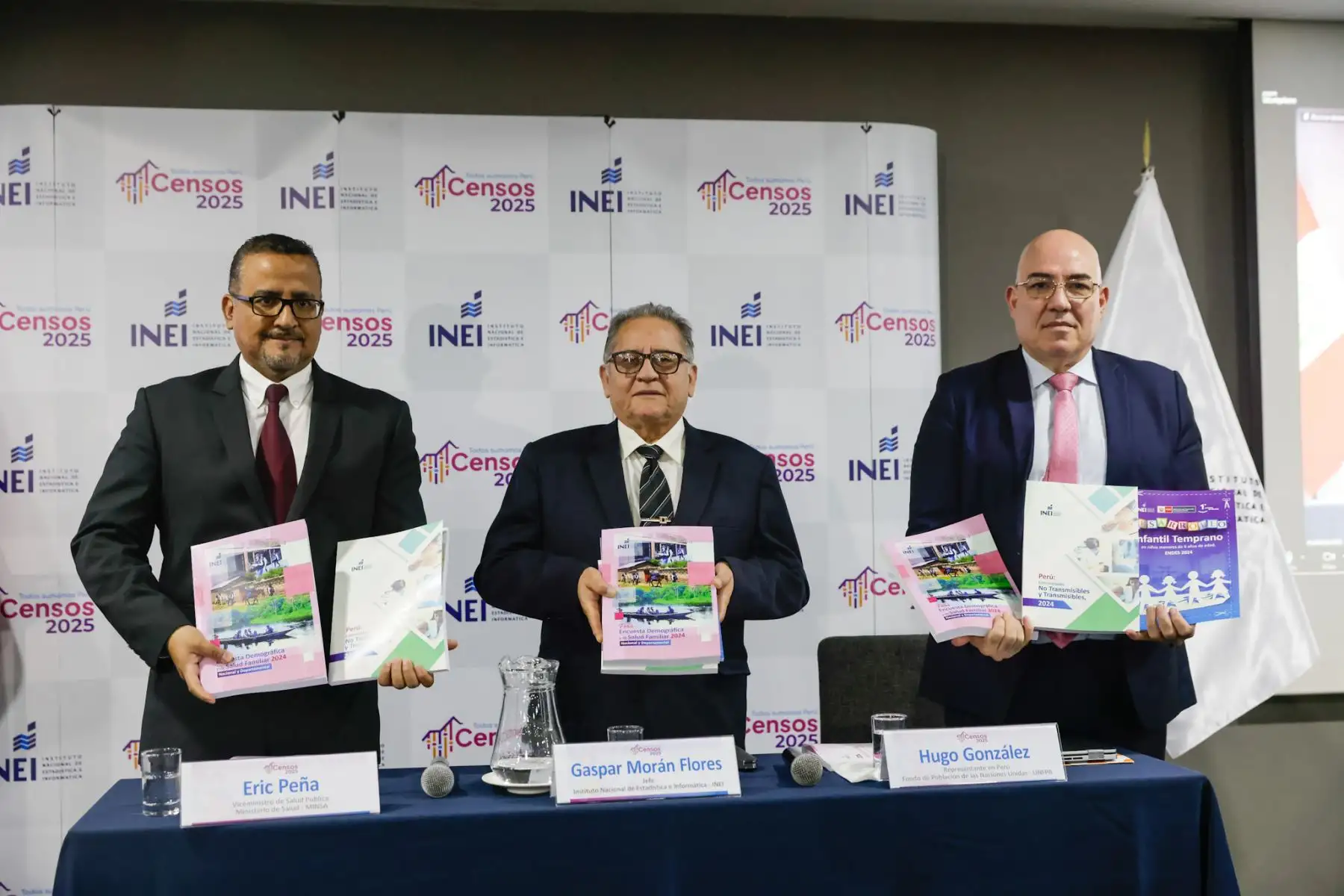 El Instituto Nacional de Estadística e Informática (INEI) presentó los resultados de la Encuesta Demográfica y de Salud Familiar 2024 en un evento que reunió a destacados representantes del sector salud. La exposición estuvo a cargo de Gaspar Morán, jefe del INEI, acompañado por Eric Peña, viceministro de salud pública del MINSA, Hugo González del UNFPA y un representante de la OPS/OMS, quienes destacaron la relevancia de los hallazgos para las políticas públicas.