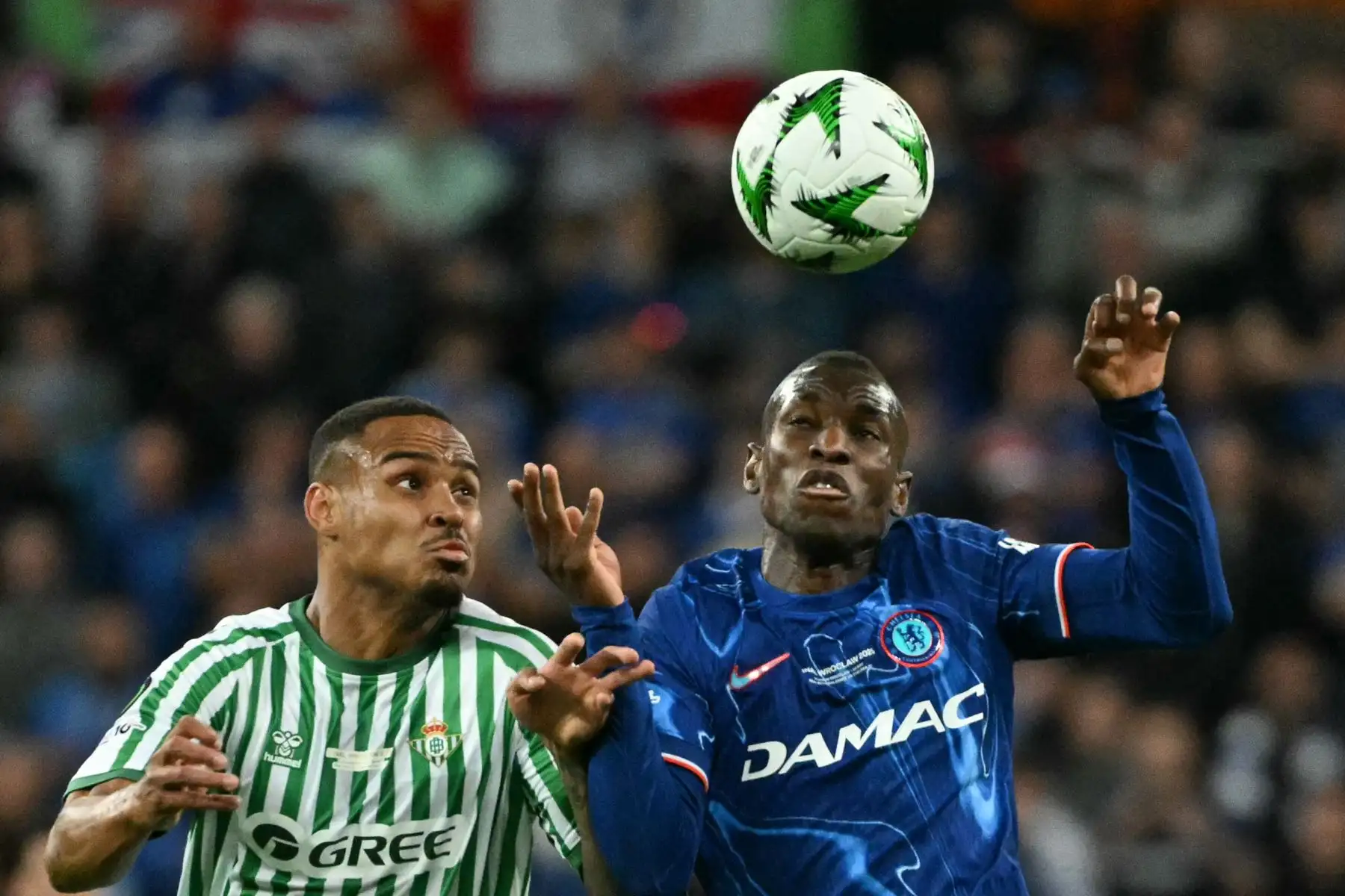 El delantero senegalés del Chelsea, Nicolas Jackson, y el defensa brasileño del Real Betis, Natan Bernardo de Souza, disputan el balón durante la final de la UEFA Conference League entre el Real Betis y el Chelsea. Foto. AFP