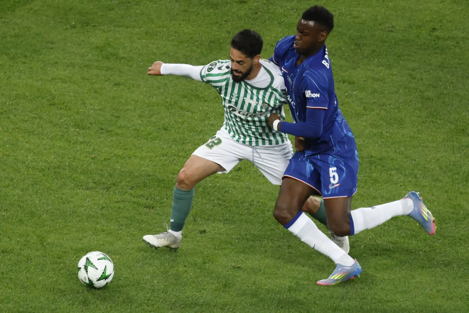 El centrocampista español del Real Betis, Isco, y el defensa francés del Chelsea, Benoit Badiashile, disputan el balón durante la final de la UEFA Conference League entre el Real Betis y el Chelsea. 
Foto: AFP