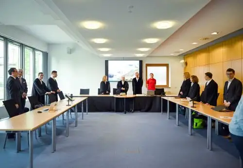 El juez Rolf Meyer (al fondo C, 2.º izq.) y los jueces asociados en la sala del tribunal antes de la sentencia del Tribunal Regional Superior en Hamm, Alemania occidental, el 28 de mayo de 2025. El tribunal rechazó el caso de un agricultor peruano que luchaba contra un gigante energético alemán. Saúl Luciano Lliuya argumentó que el productor de electricidad RWE debe cubrir el costo de proteger su ciudad natal, Huaraz, de un lago glaciar crecido que corre el riesgo de desbordarse por el derretimiento de la n