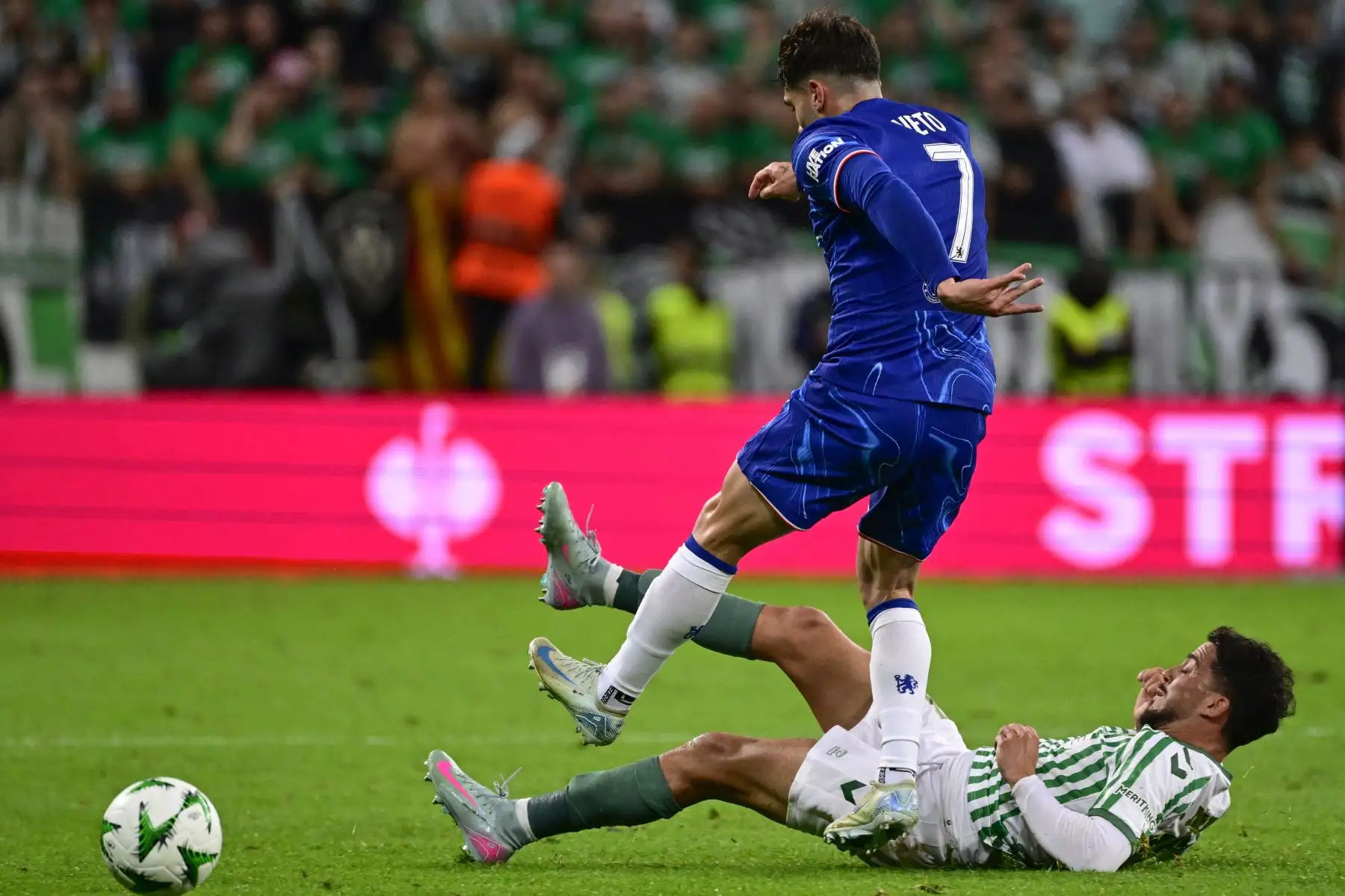 El centrocampista español del Real Betis, Pablo Fornals, y el centrocampista portugués del Chelsea, Pedro Neto, disputan el balón durante la final de la UEFA Conference League entre el Real Betis y el Chelsea.  Foto: AFP