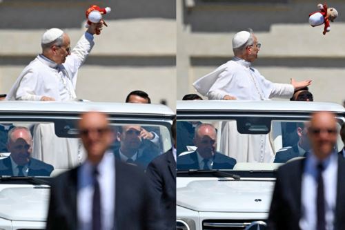 El Papa León XIV saluda a la multitud a su llegada a la Plaza de San Pedro del Vaticano
