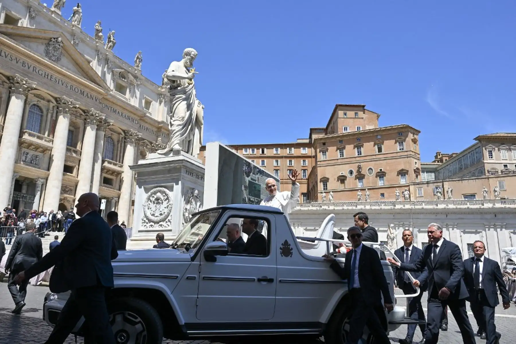 El Papa León XIV saluda a la multitud a su llegada en el papamóvil antes de la audiencia general semanal en la Plaza de San Pedro del Vaticano. Foto: AFP