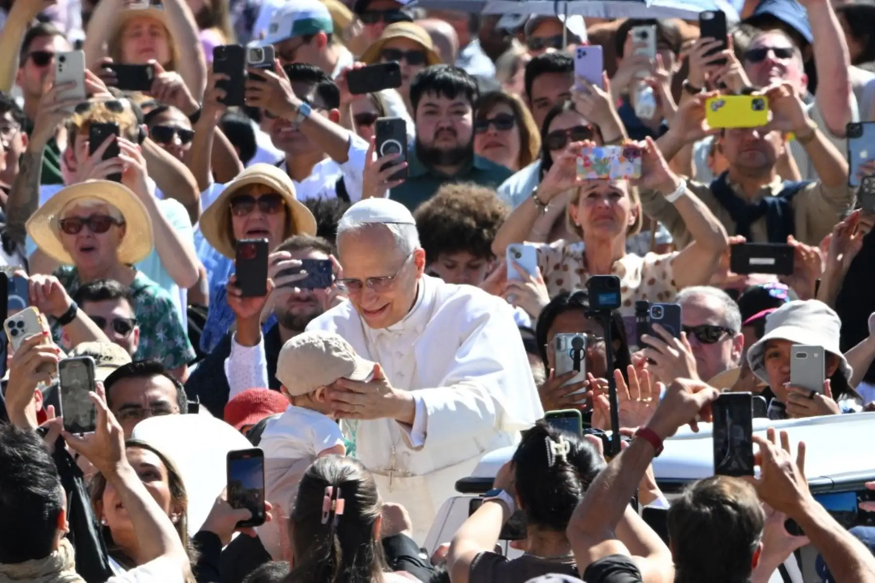 El Papa León XIV saluda a la multitud a su llegada en el papamóvil antes de la audiencia general semanal en la Plaza de San Pedro del Vaticano. Foto: AFP
