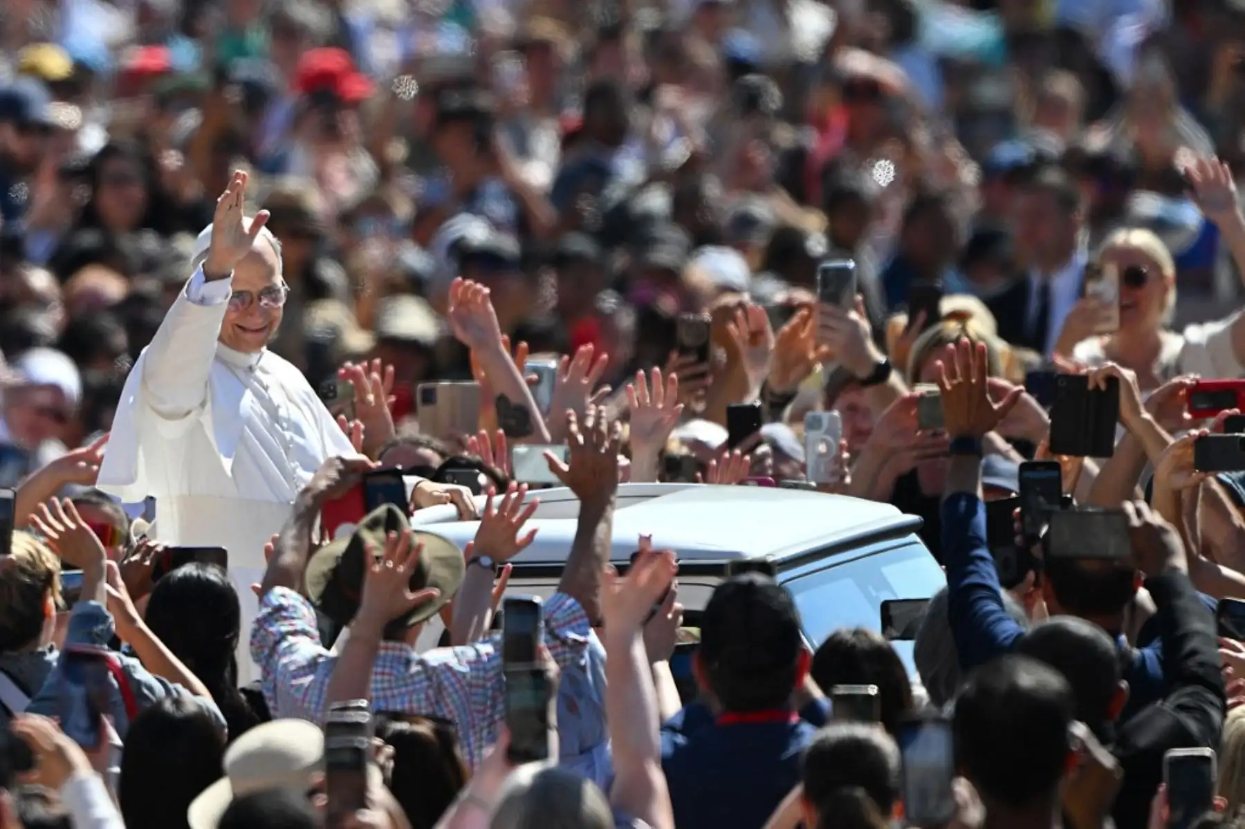El Papa León XIV saluda a la multitud a su llegada en el papamóvil antes de la audiencia general semanal en la Plaza de San Pedro del Vaticano. Foto: AFP