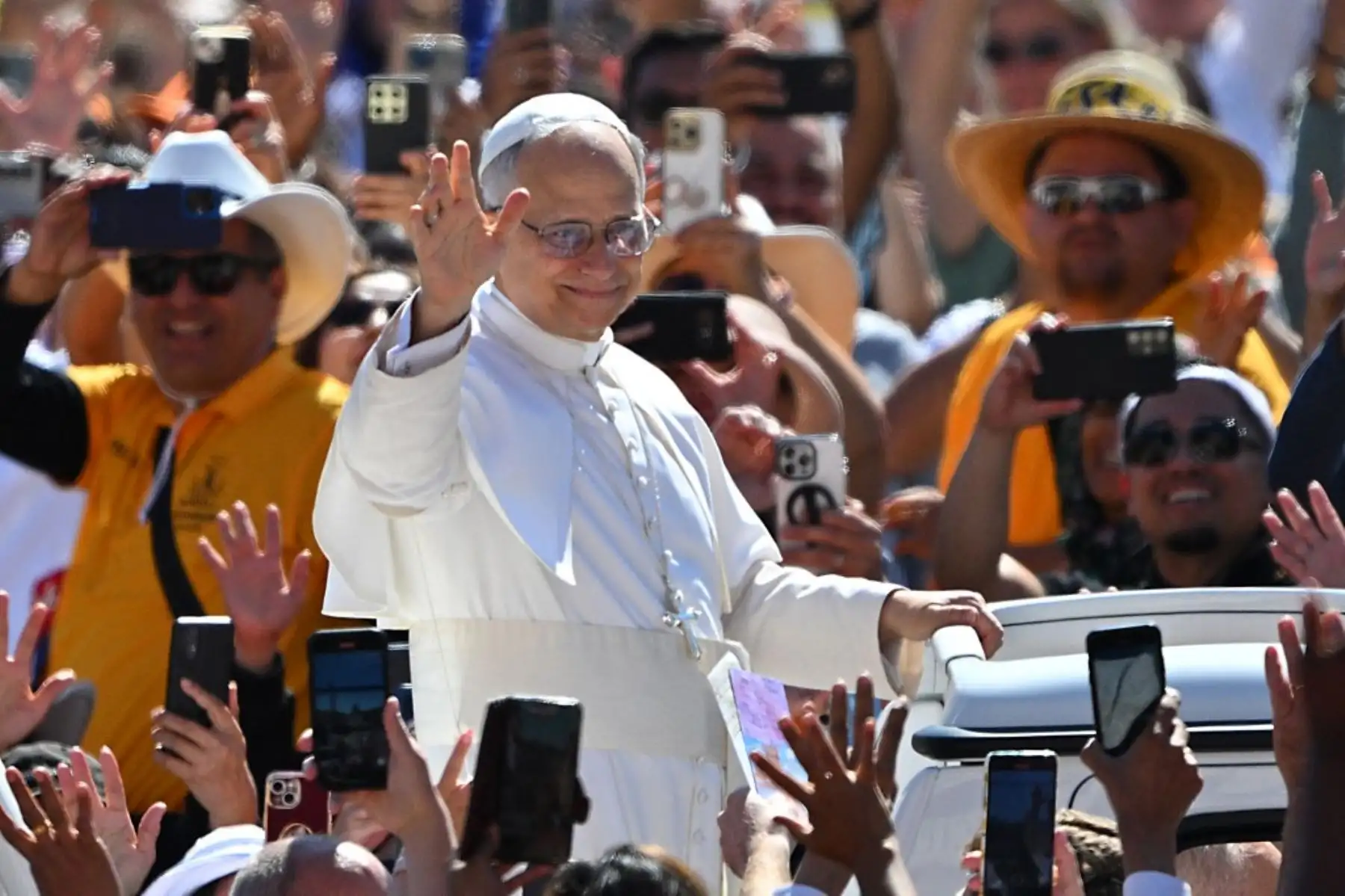El Papa León XIV saluda a la multitud a su llegada en el papamóvil antes de la audiencia general semanal en la Plaza de San Pedro del Vaticano. Foto: AFP
