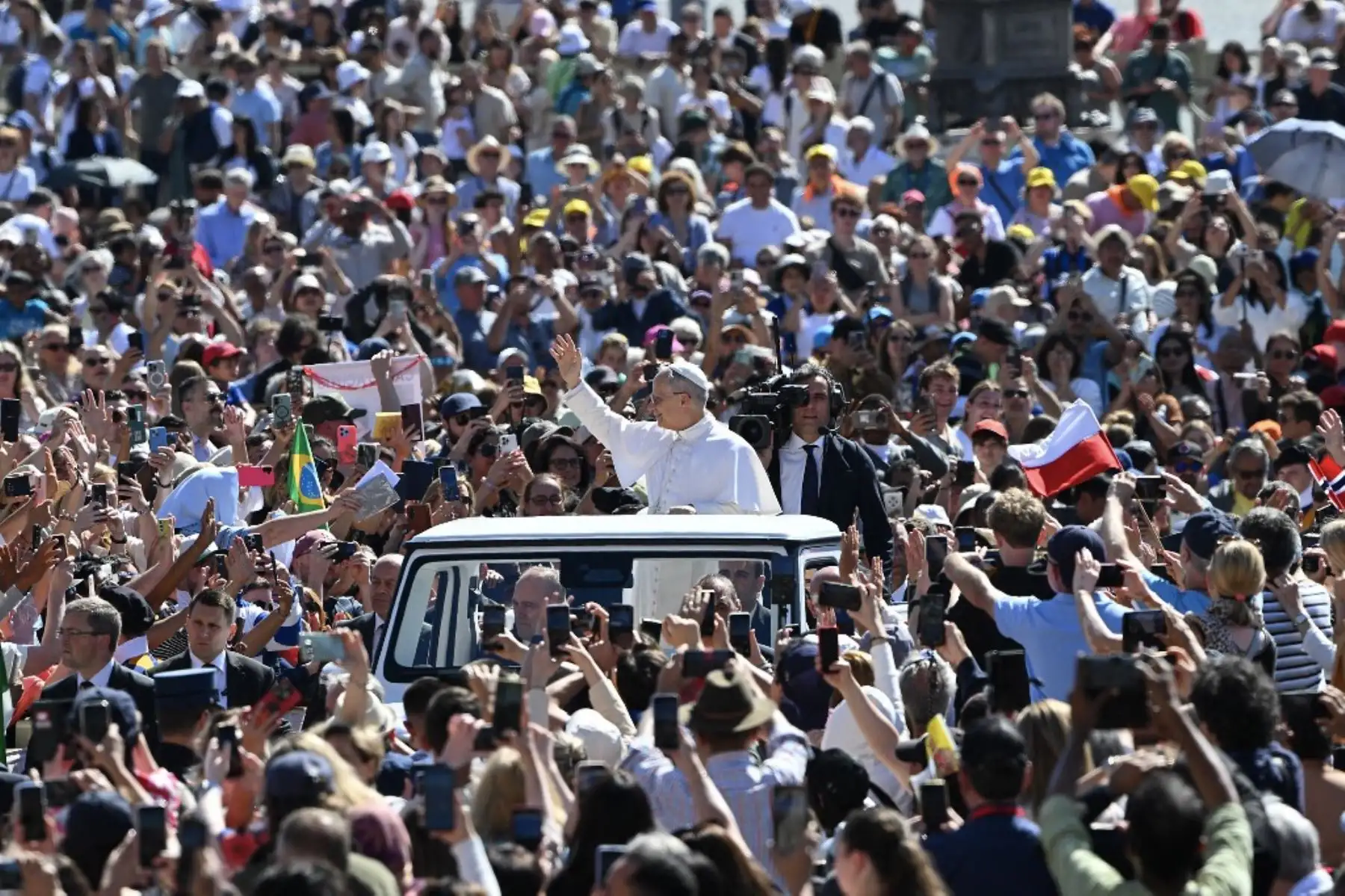 El Papa León XIV saluda a la multitud a su llegada en el papamóvil antes de la audiencia general semanal en la Plaza de San Pedro del Vaticano. Foto: AFP